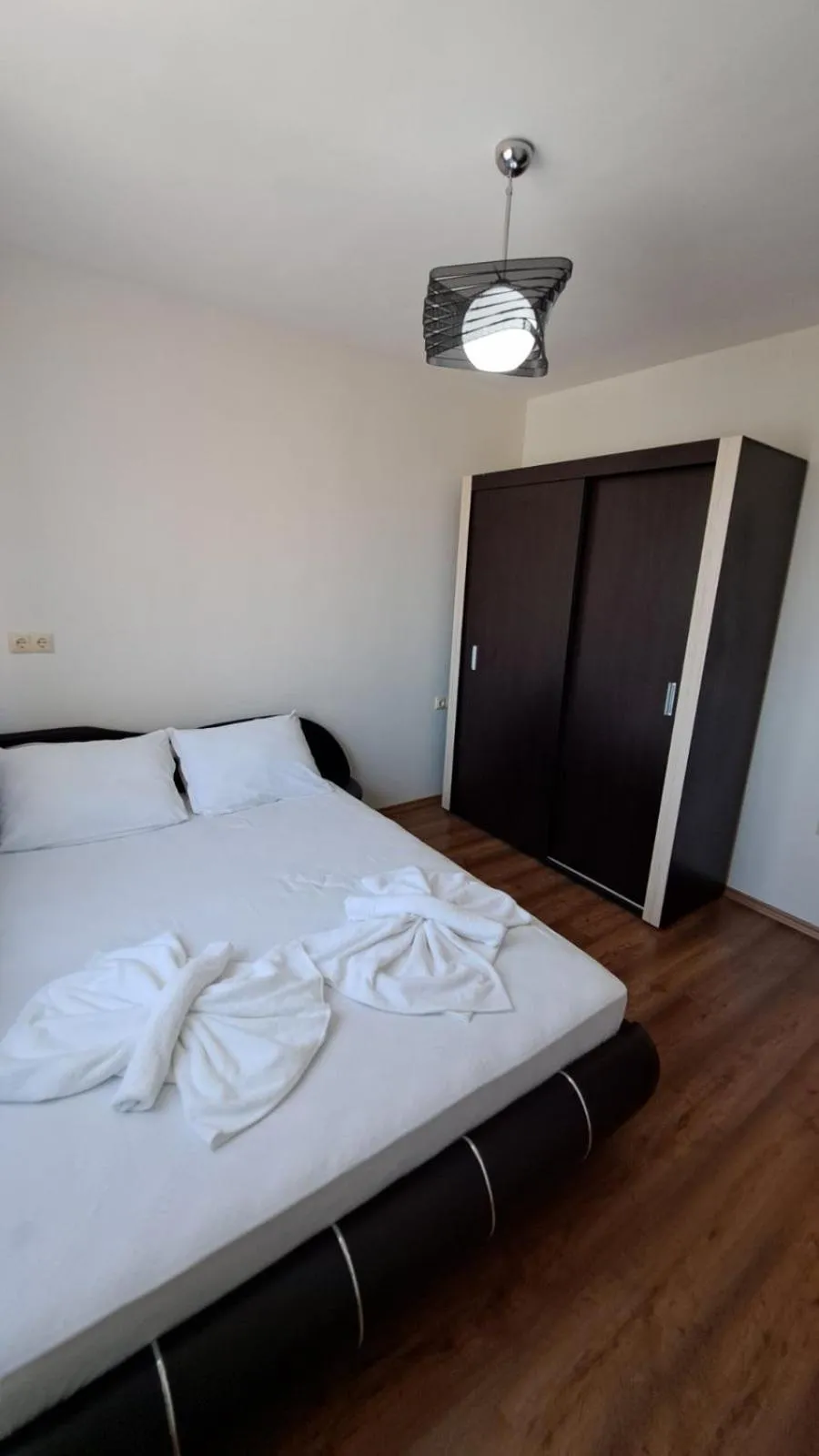 Bedroom, Bed in Hotel Seasons 3