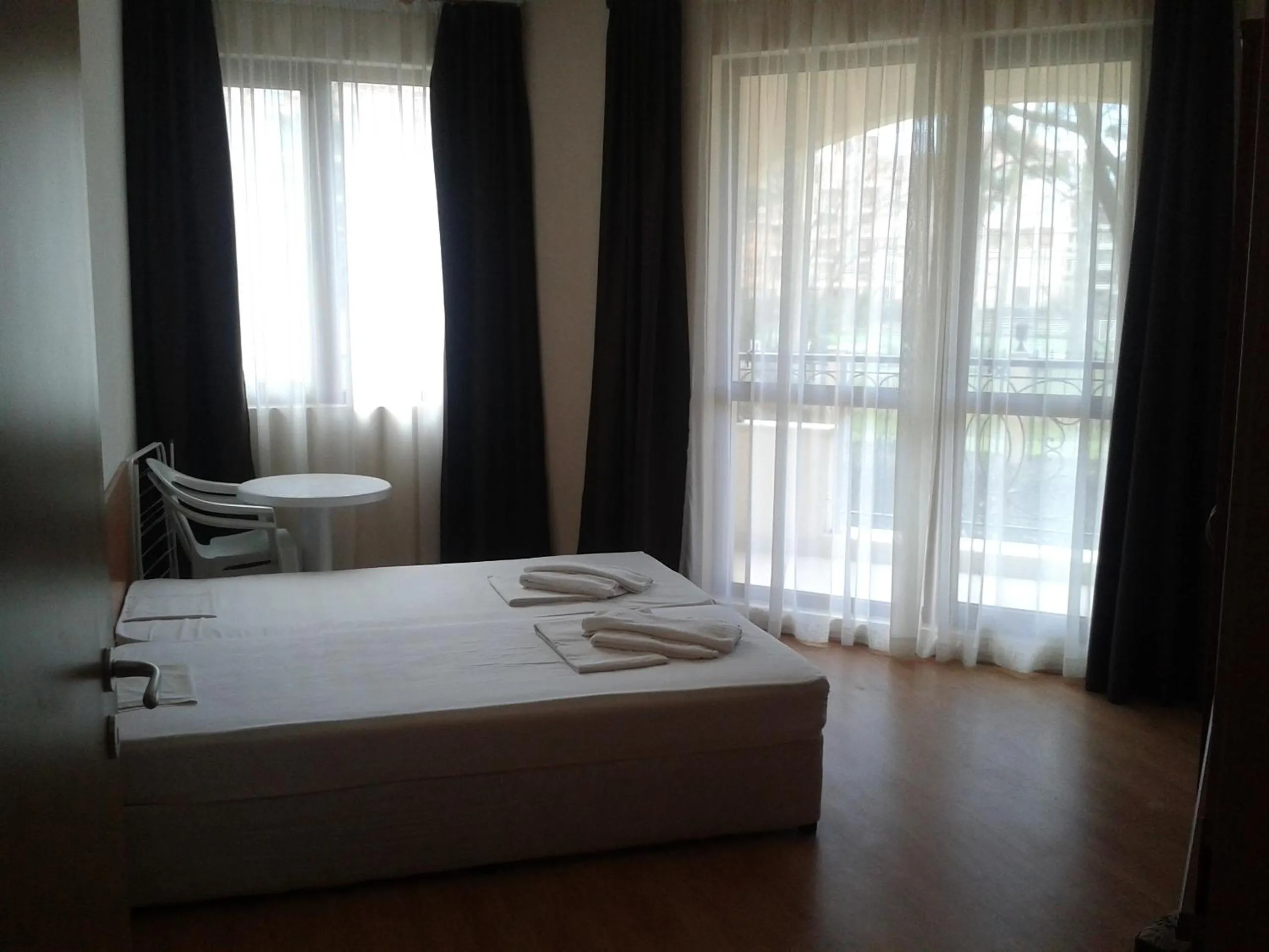Bedroom, Bed in Hotel Seasons 3