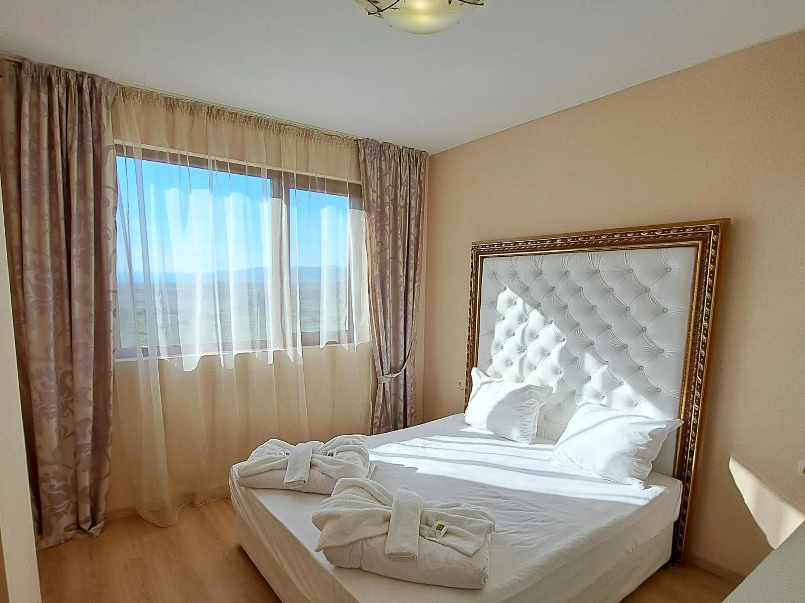 Bedroom, Bed in Hotel Seasons 3