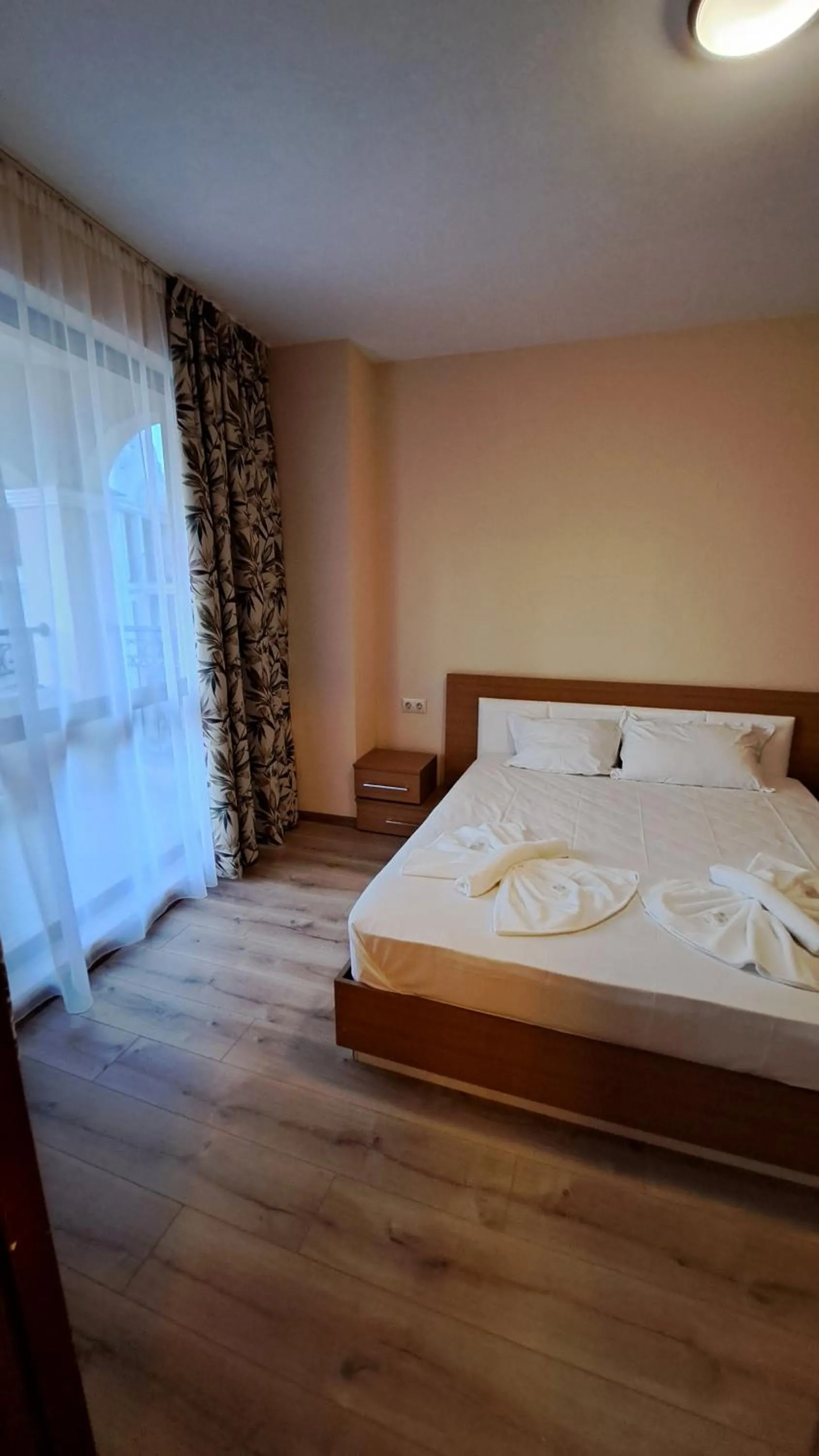Bedroom, Bed in Hotel Seasons 3