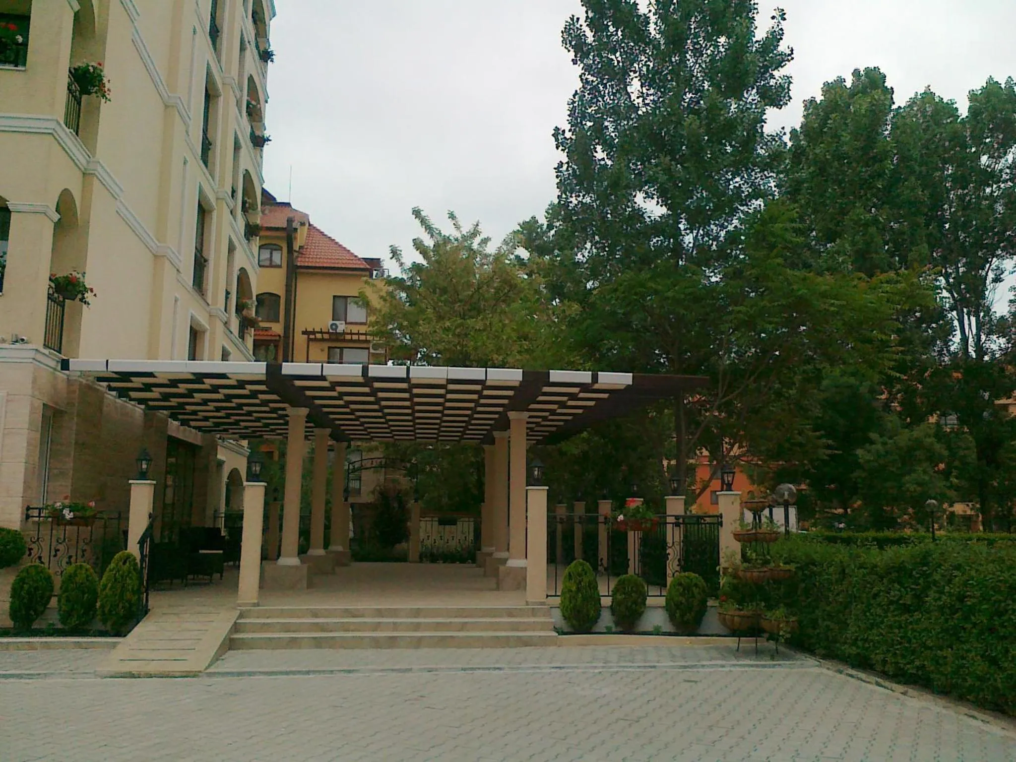Restaurant/places to eat in Hotel Seasons 3