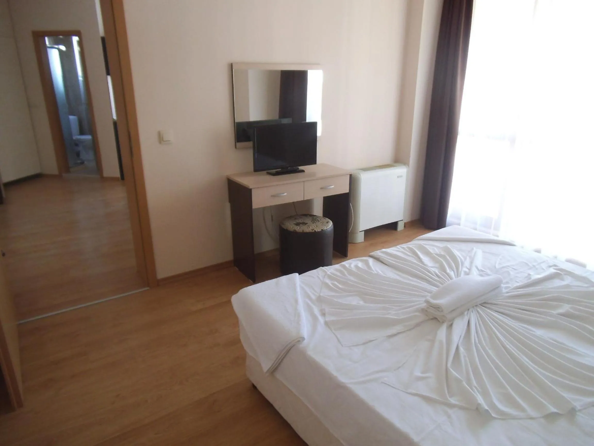 Bedroom, Bed in Hotel Seasons 3