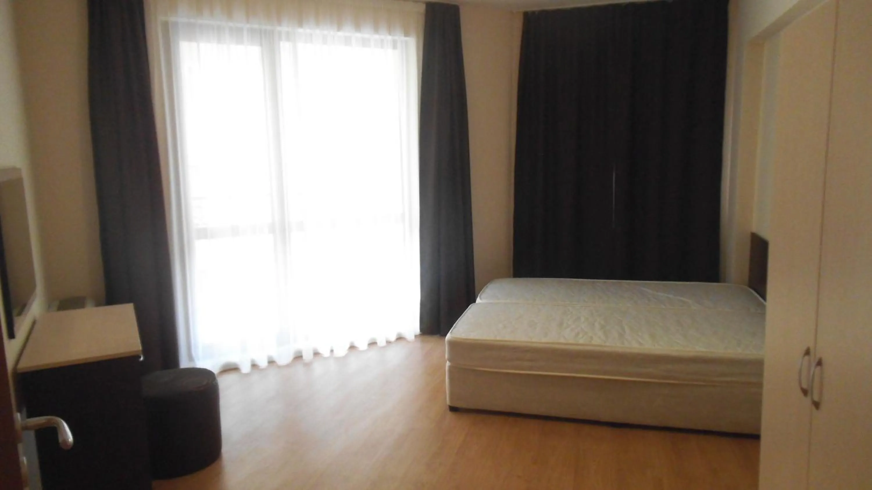 Bedroom, Bed in Hotel Seasons 3