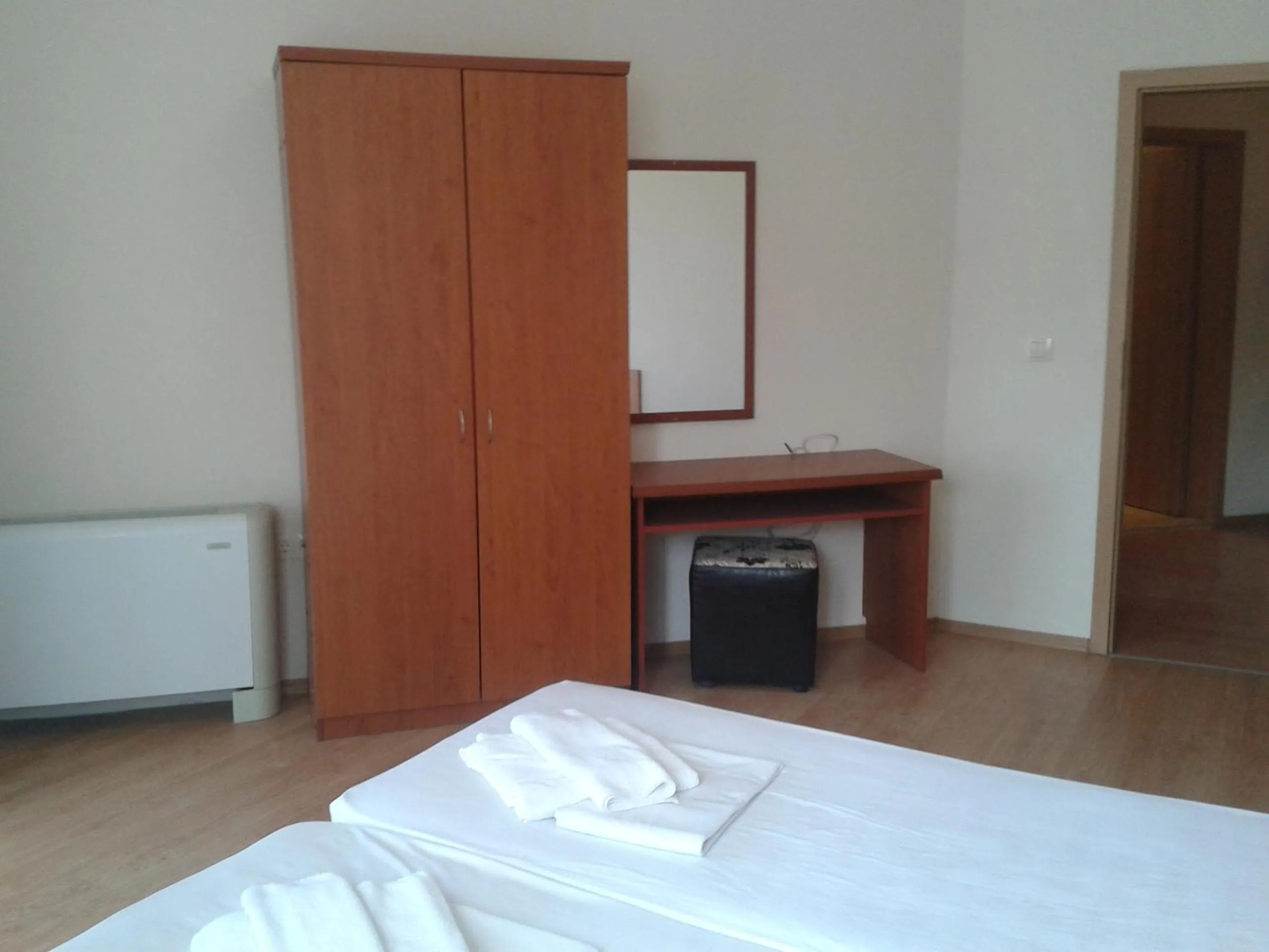 Bedroom, Bed in Hotel Seasons 3