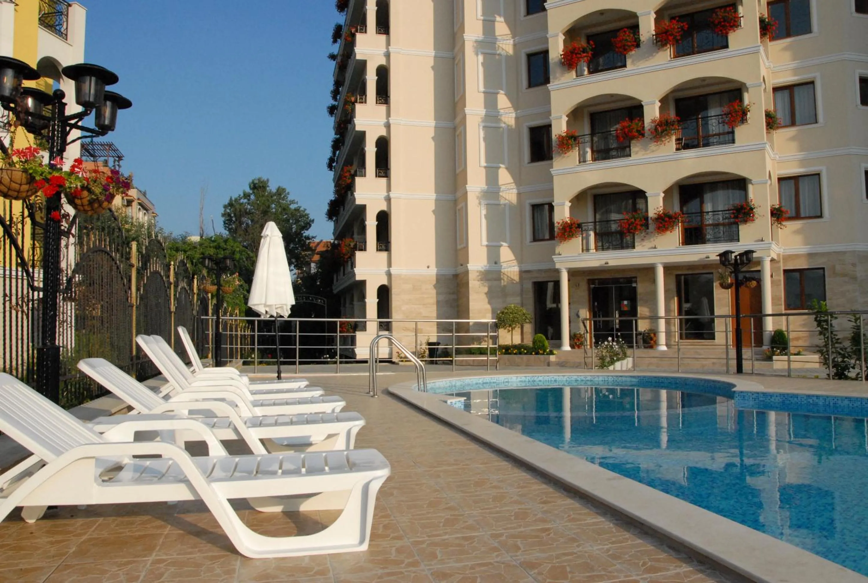 Pool view in Hotel Seasons 3