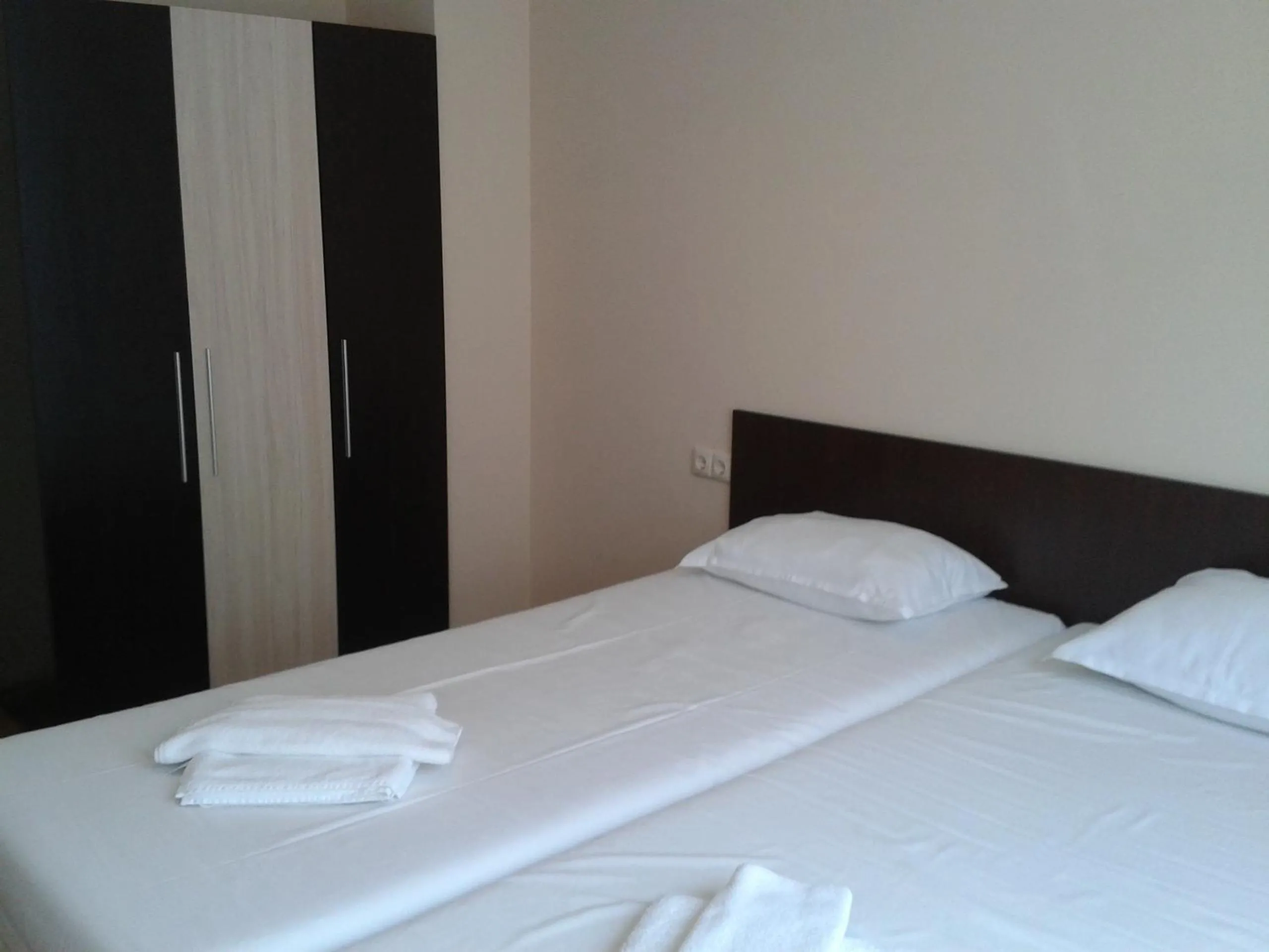 Bedroom, Bed in Hotel Seasons 3