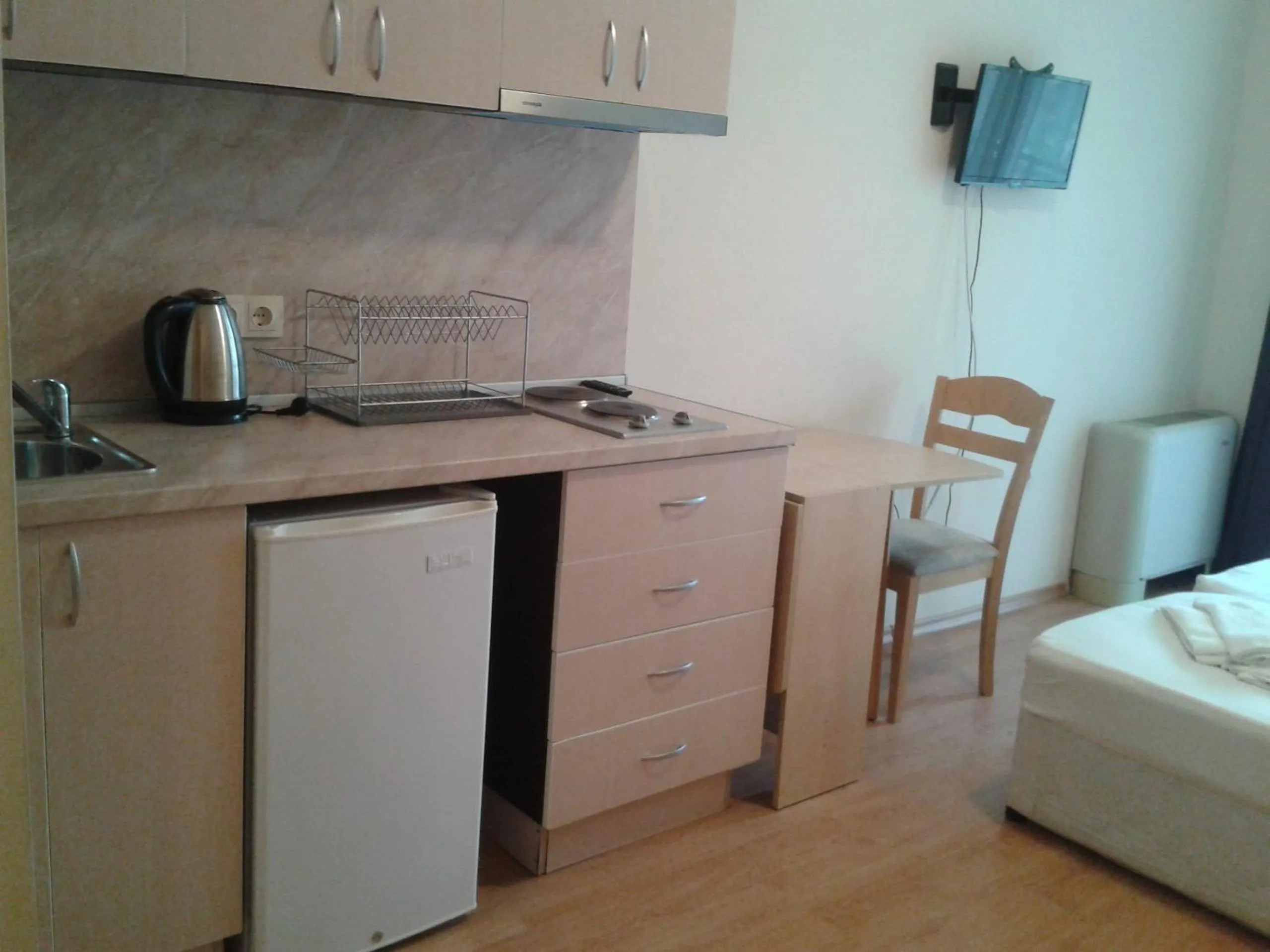 Kitchen or kitchenette, Bed in Hotel Seasons 3