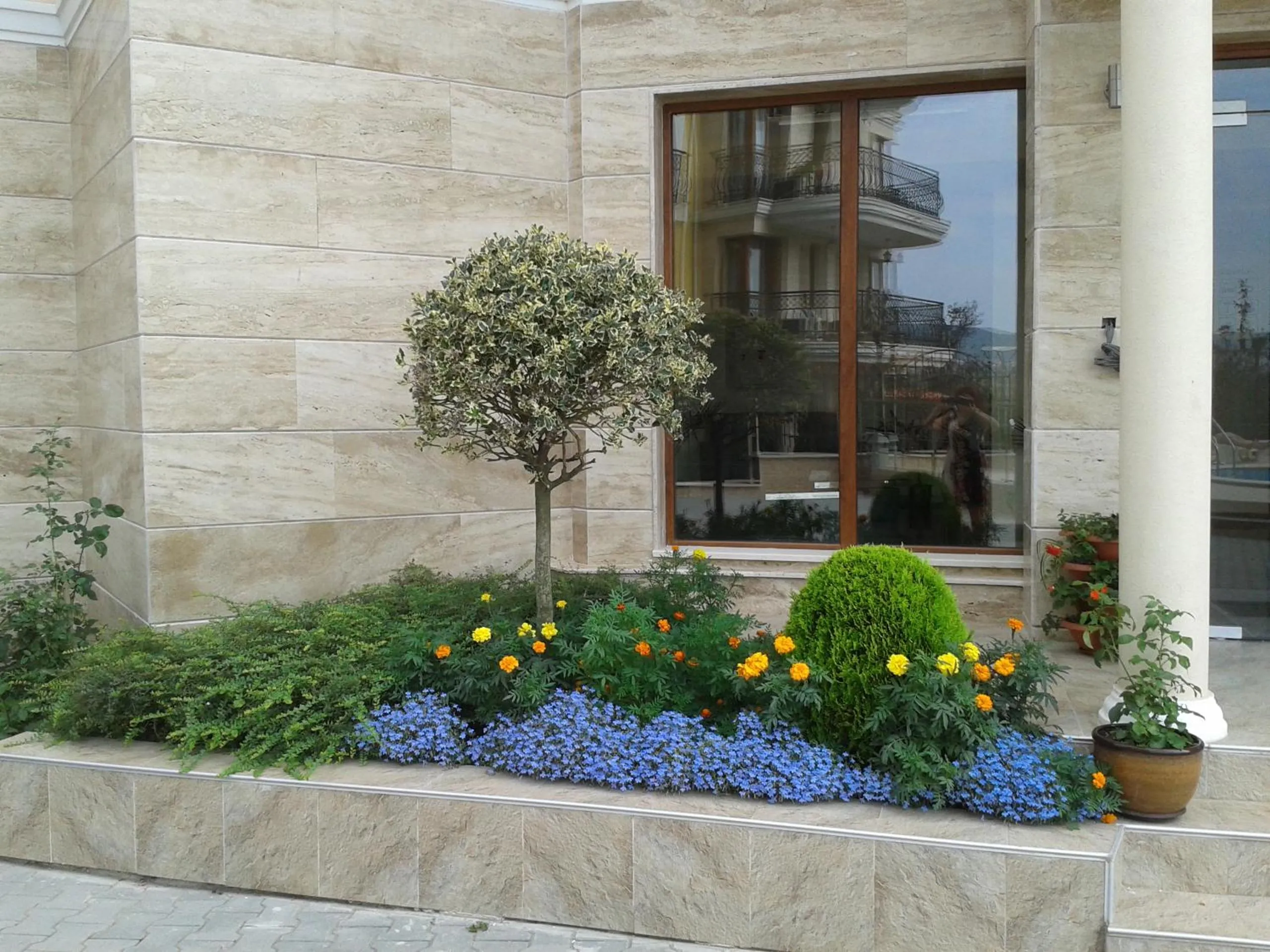 Facade/entrance in Hotel Seasons 3