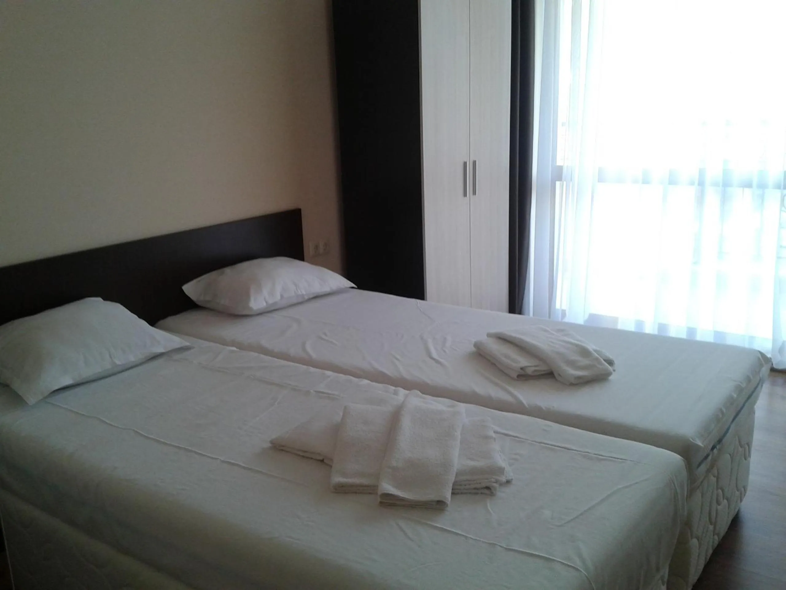 Bedroom, Bed in Hotel Seasons 3