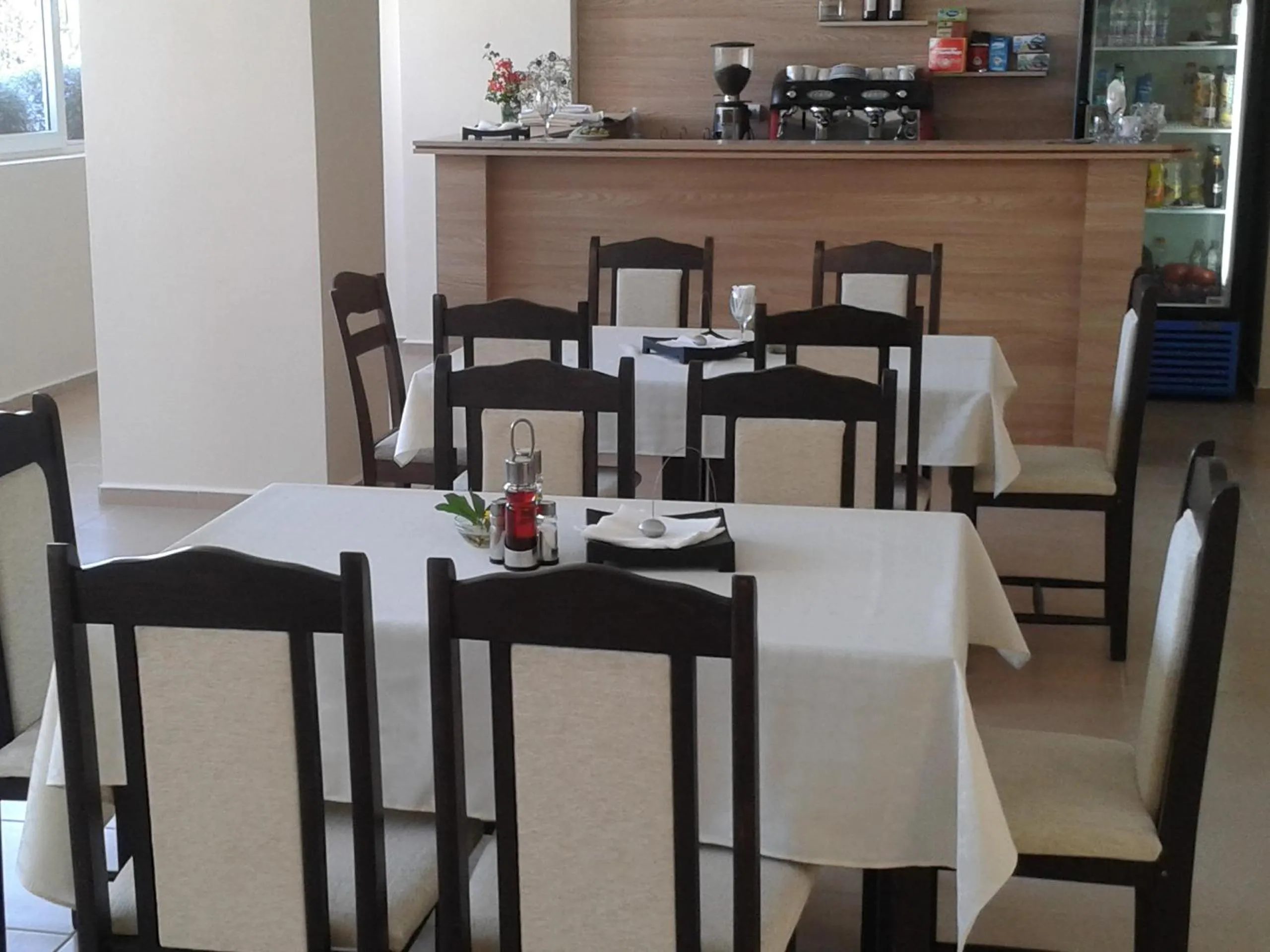 Restaurant/places to eat in Hotel Seasons 3