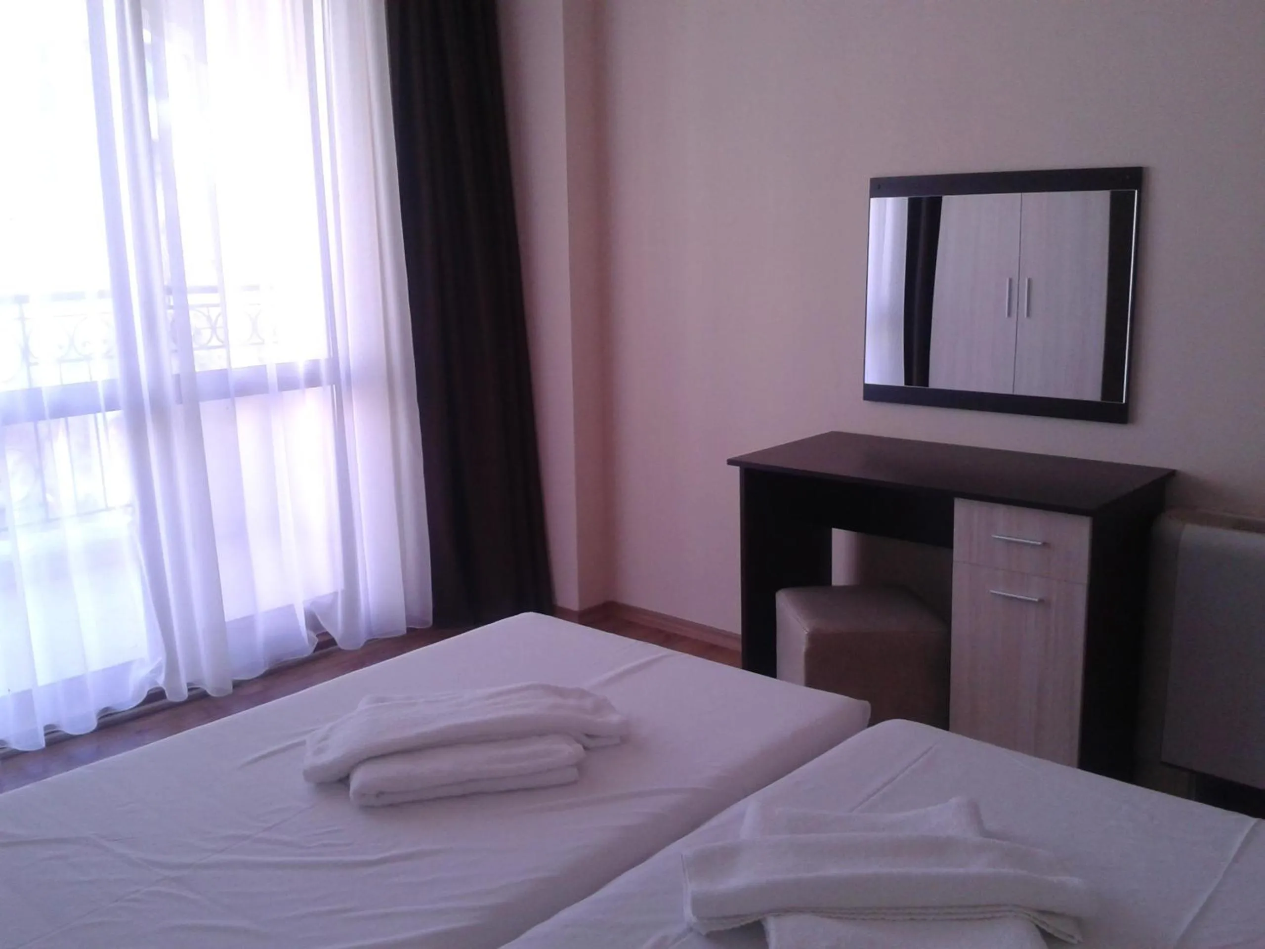 Bedroom, Bed in Hotel Seasons 3
