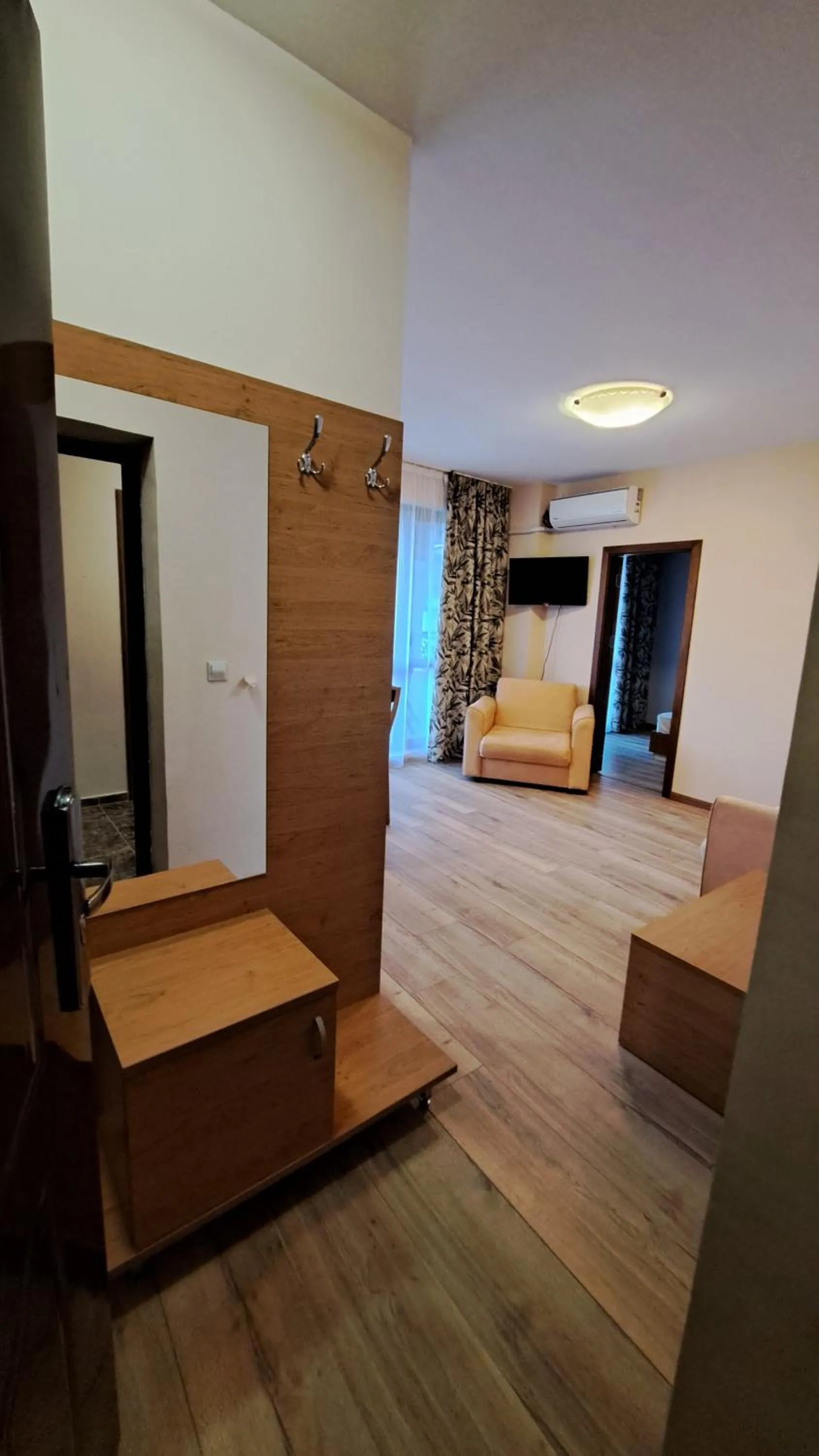 Photo of the whole room, Bed in Hotel Seasons 3
