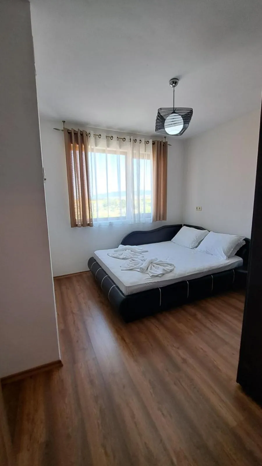 Bedroom, Bed in Hotel Seasons 3