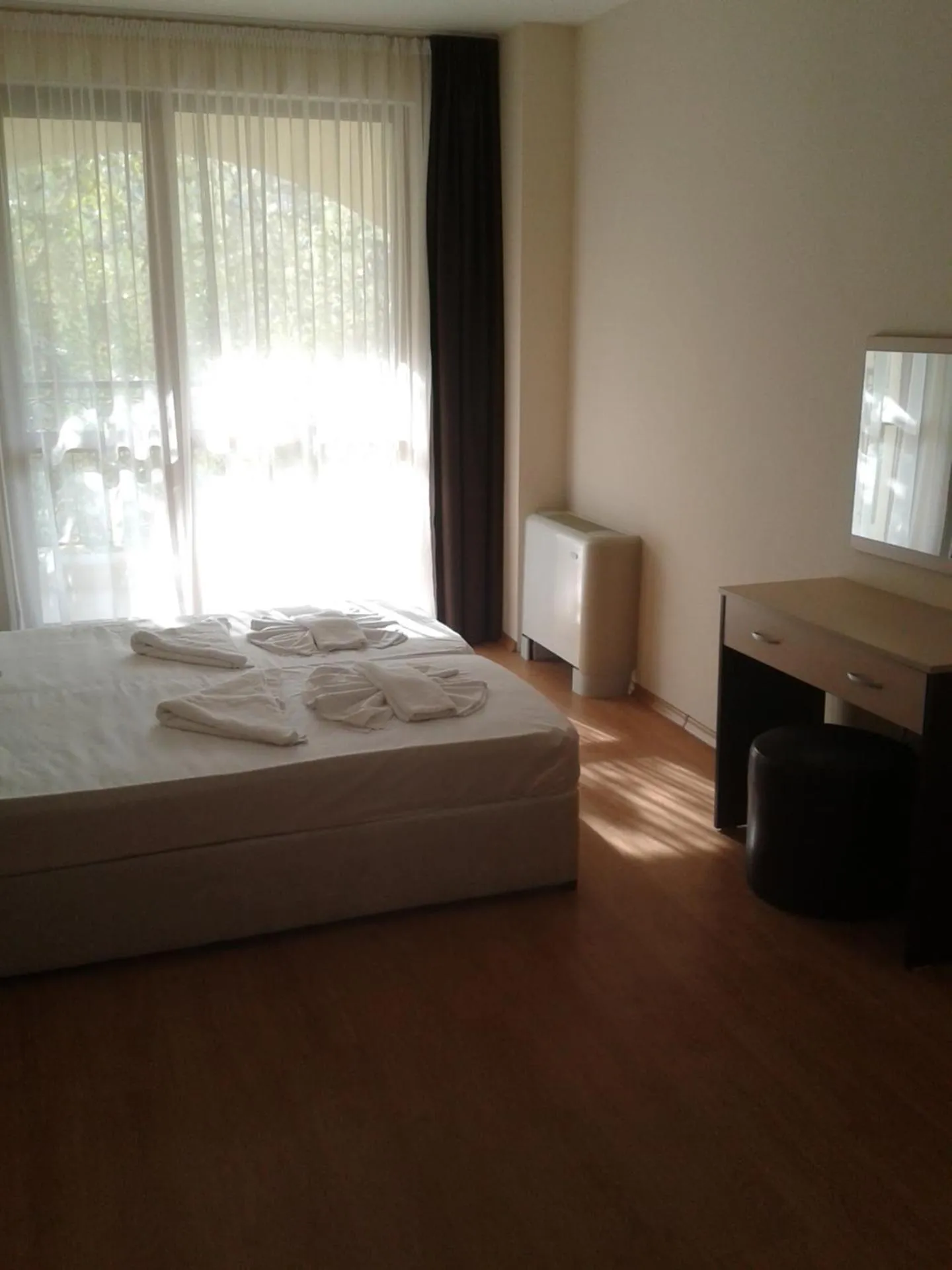 Bedroom, Bed in Hotel Seasons 3