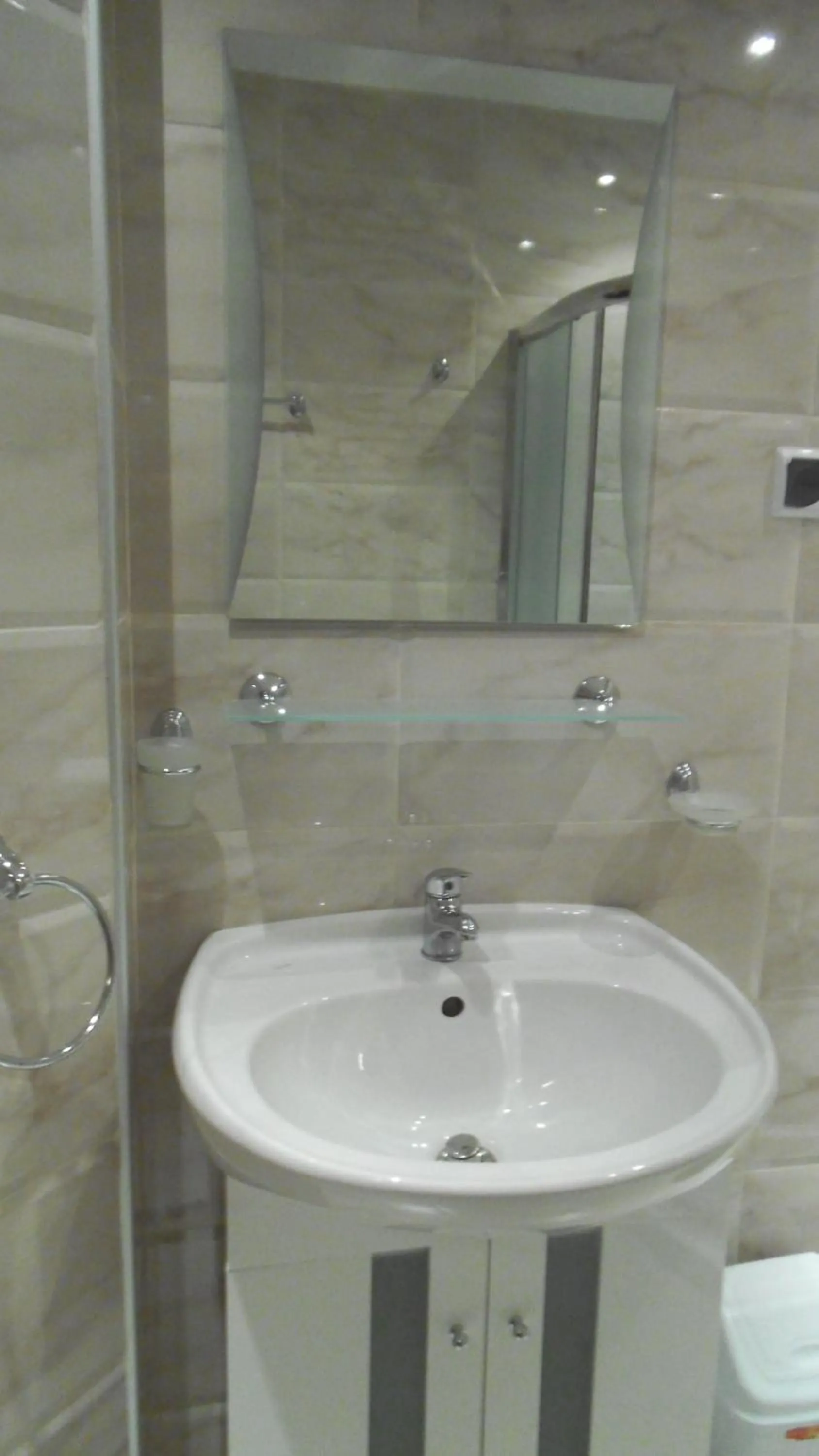 Bathroom in Hotel Seasons 3