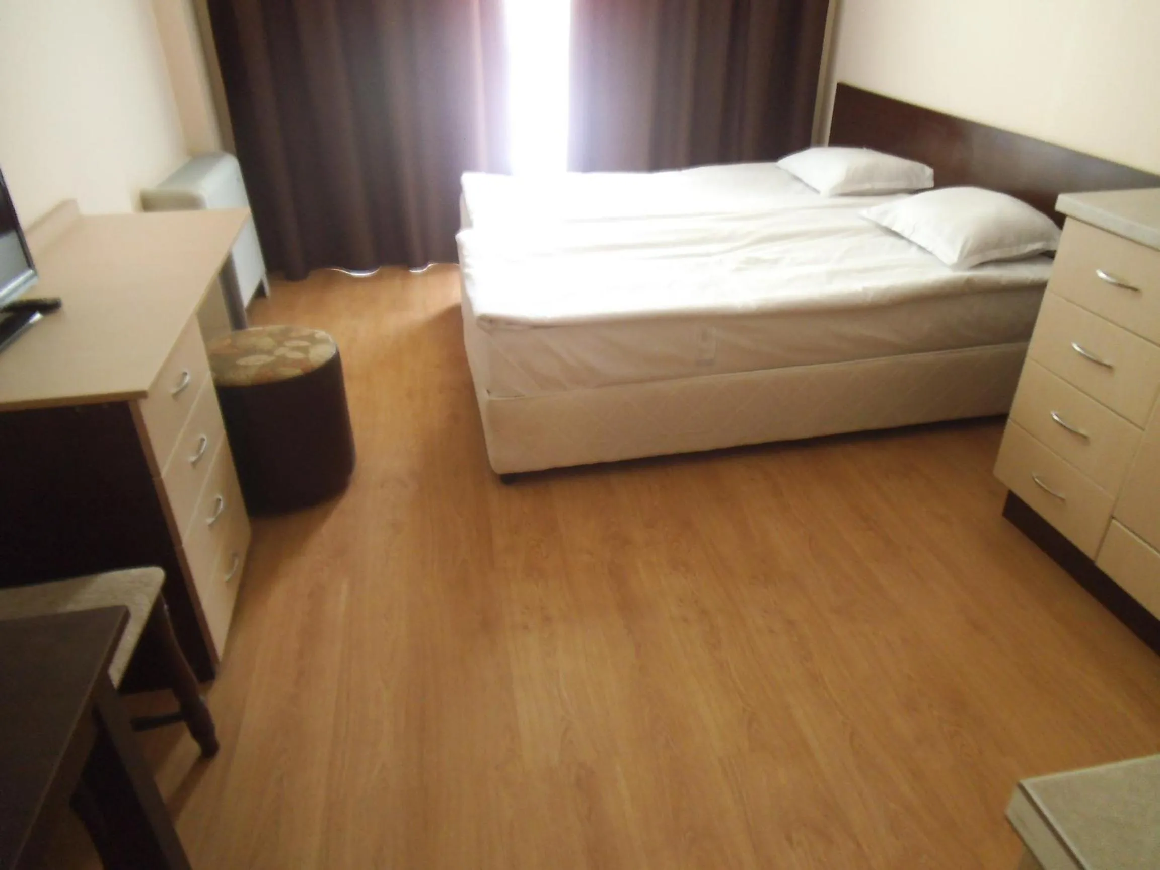 Photo of the whole room, Bed in Hotel Seasons 3