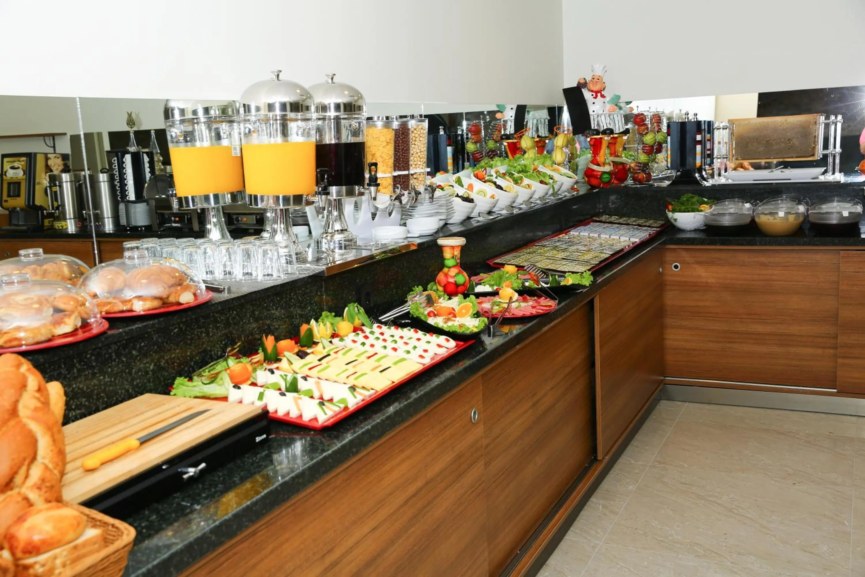 Restaurant/places to eat in Golden Lounge Hotel