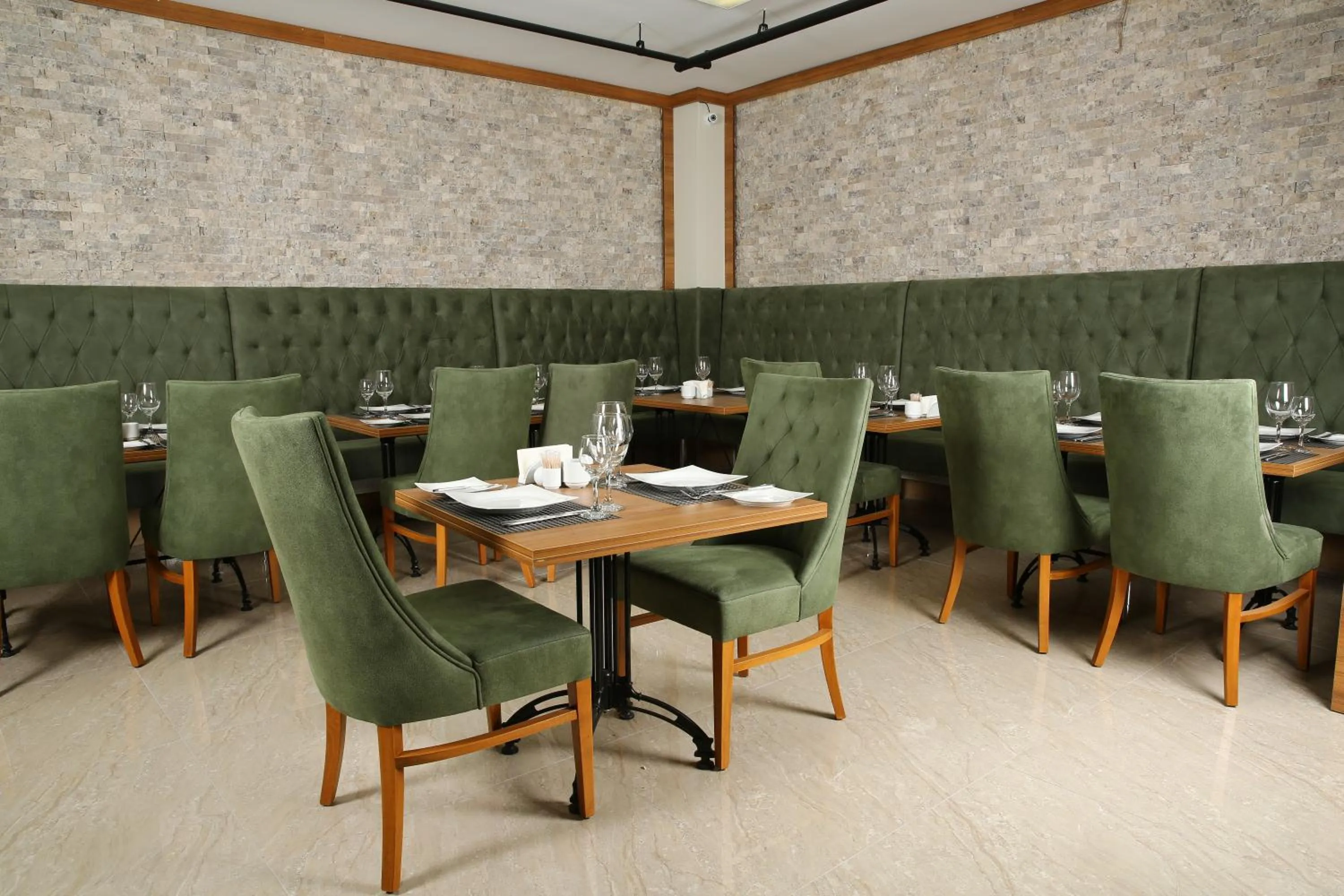 Restaurant/places to eat in Golden Lounge Hotel