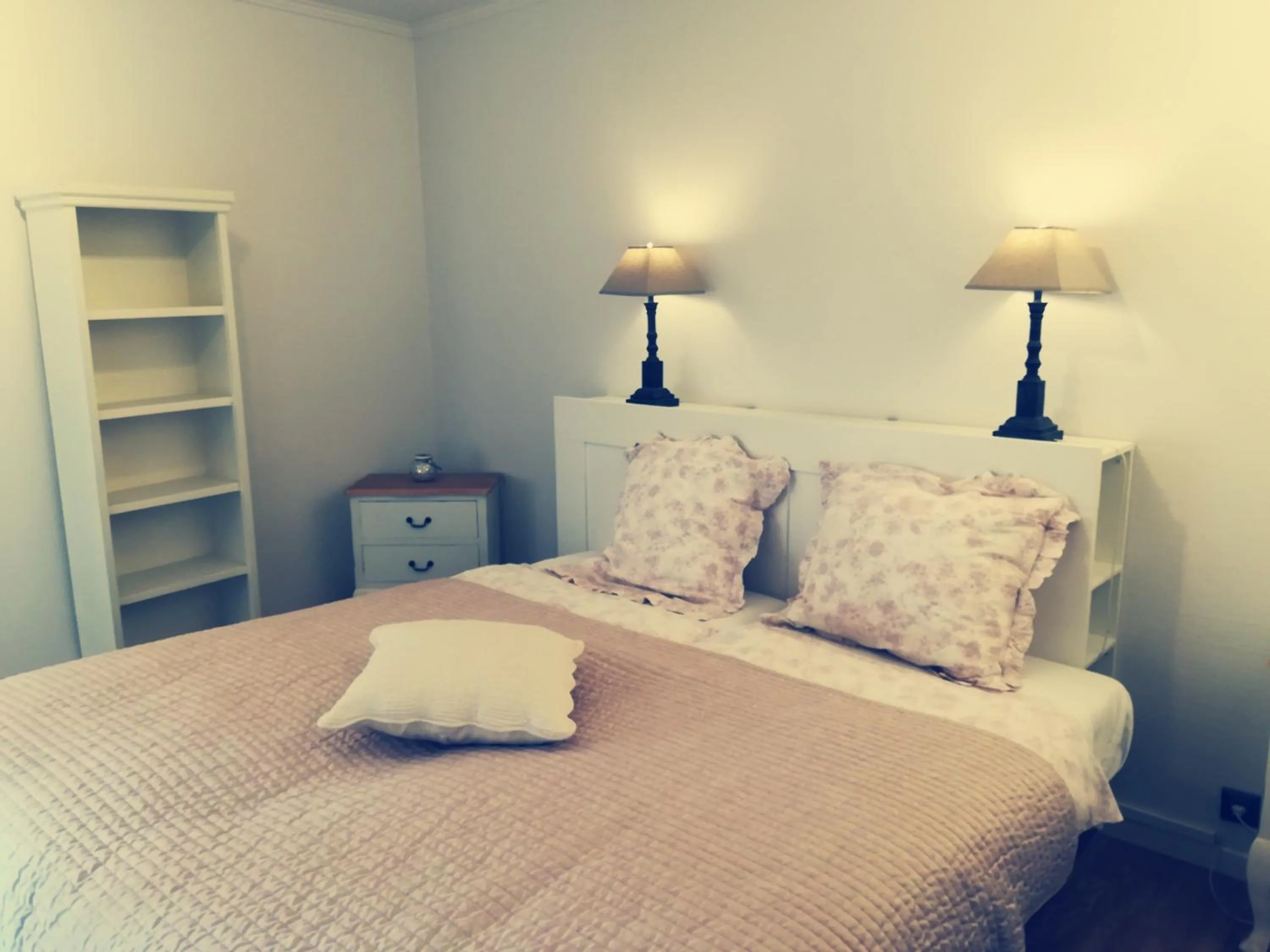 Bedroom, Bed in Skindles Guesthouse