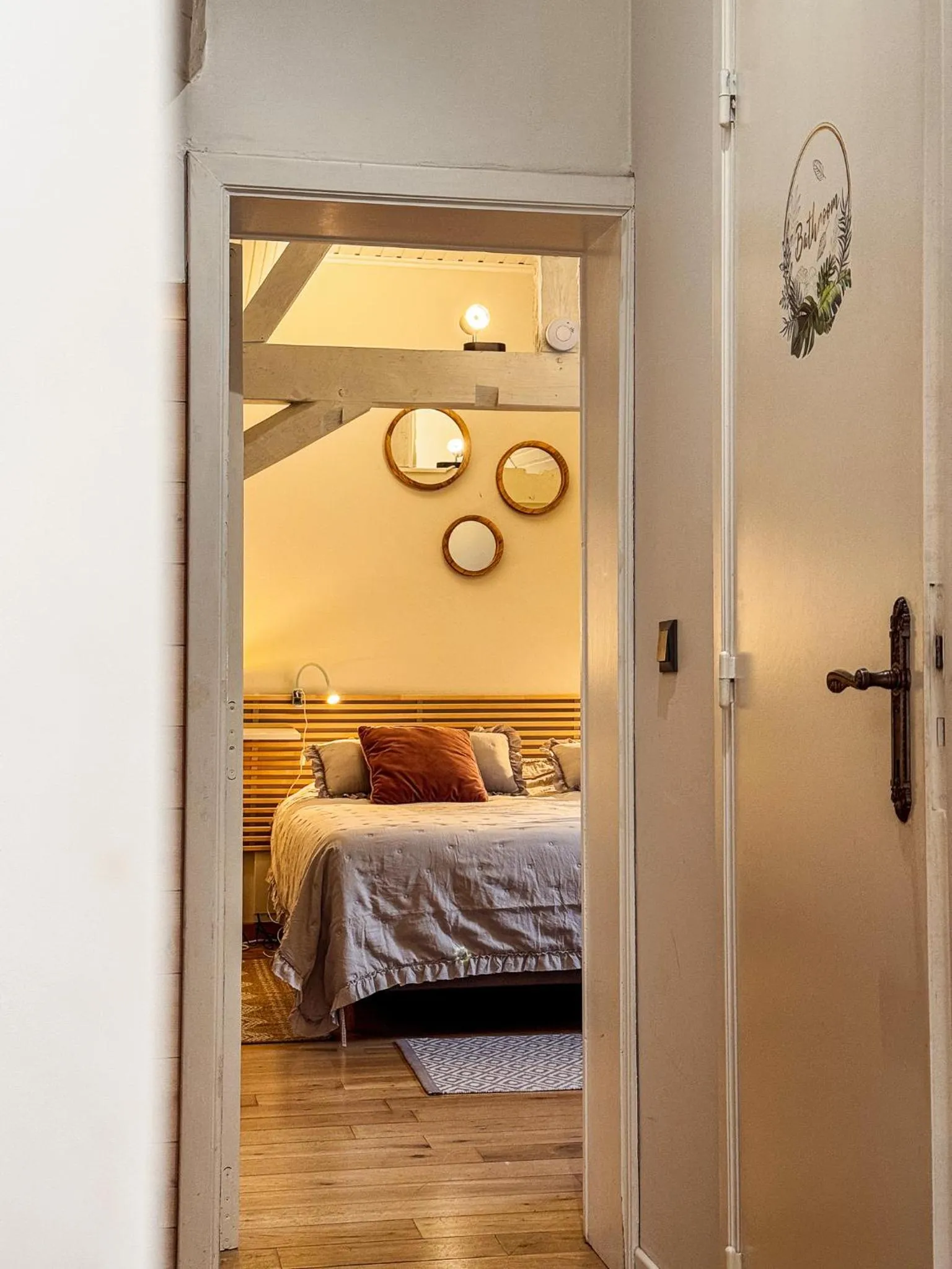 Bedroom, Bed in Skindles Guesthouse