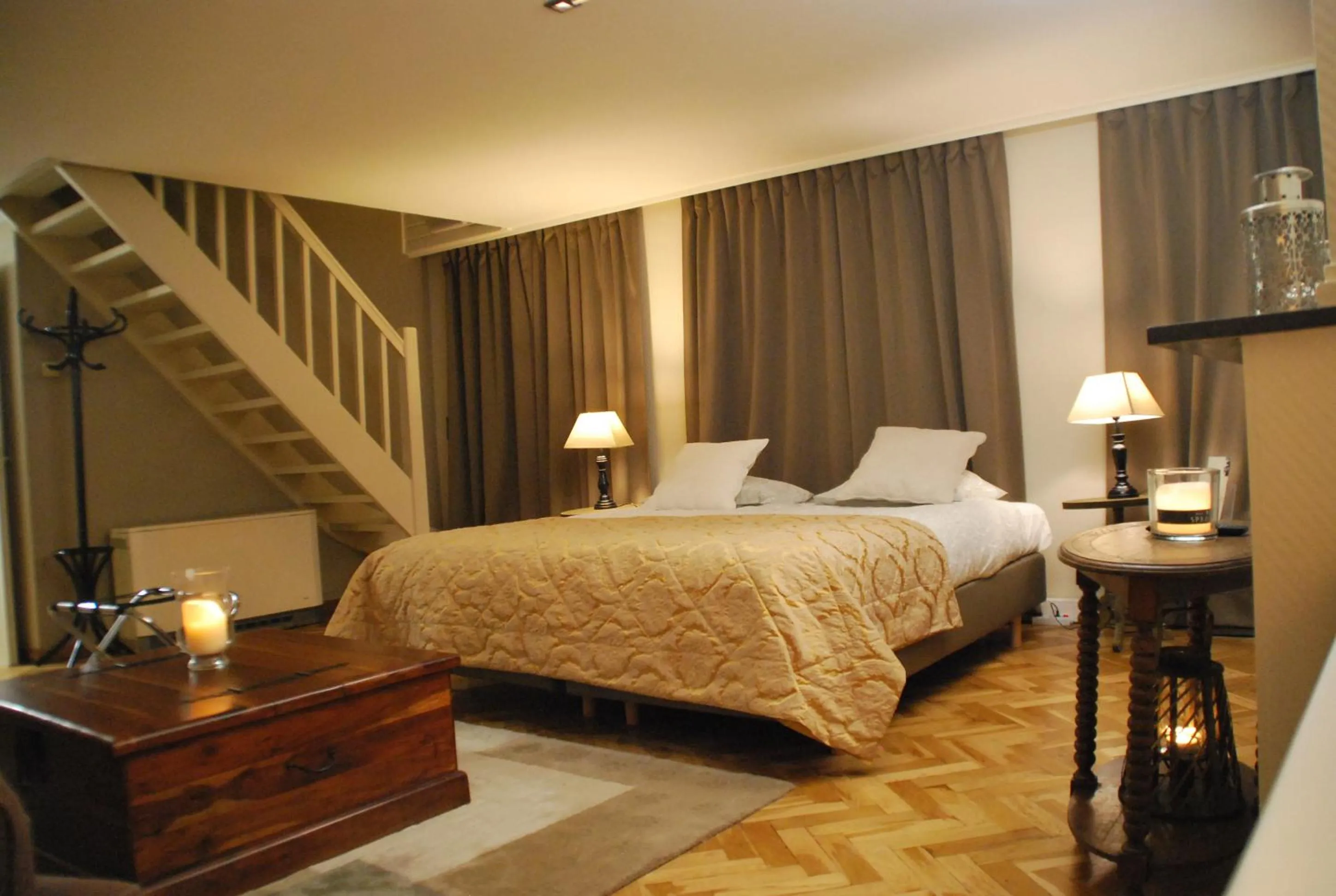 Bed in Skindles Guesthouse