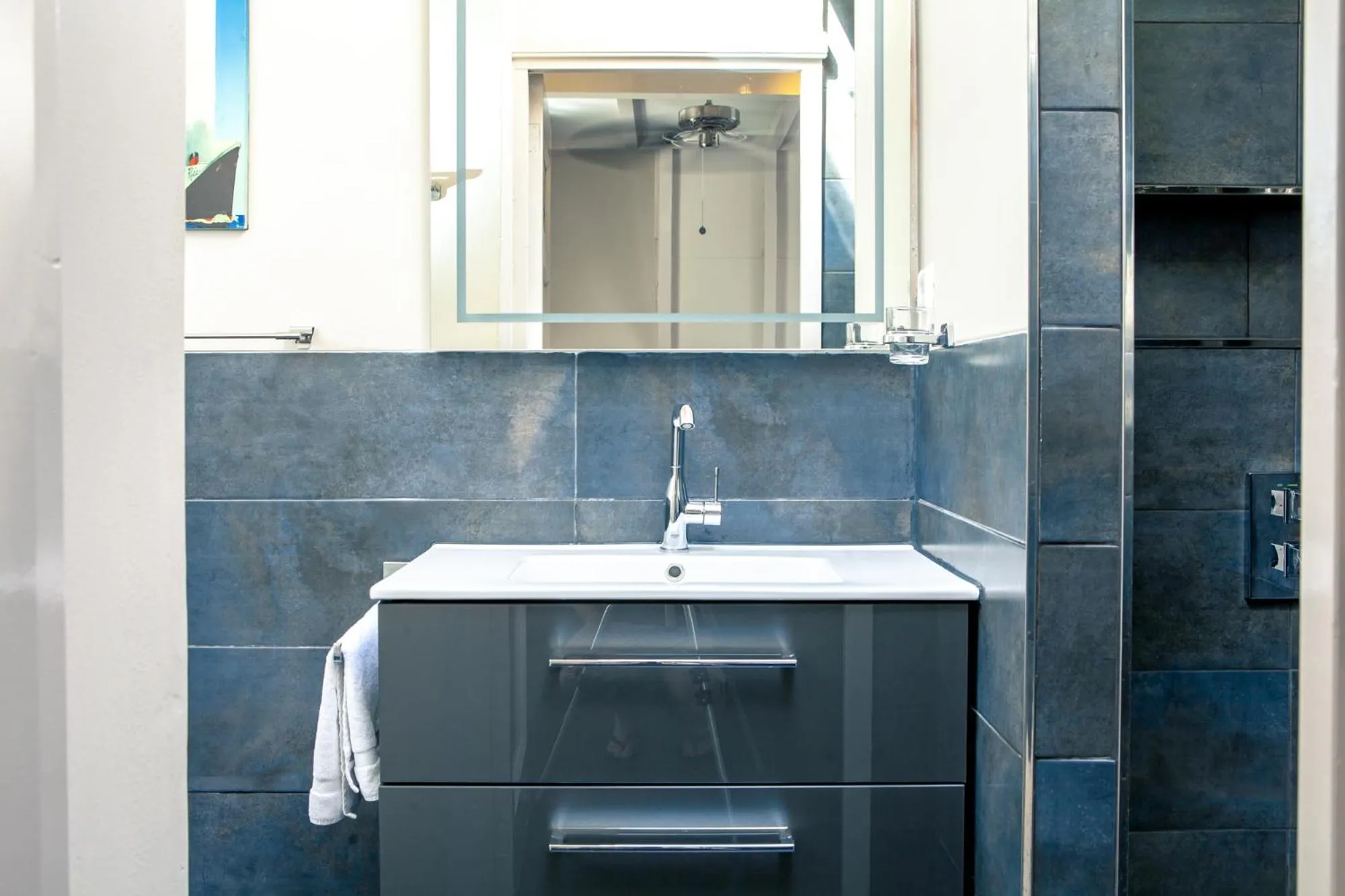 Bathroom in Zwanestein Canal House