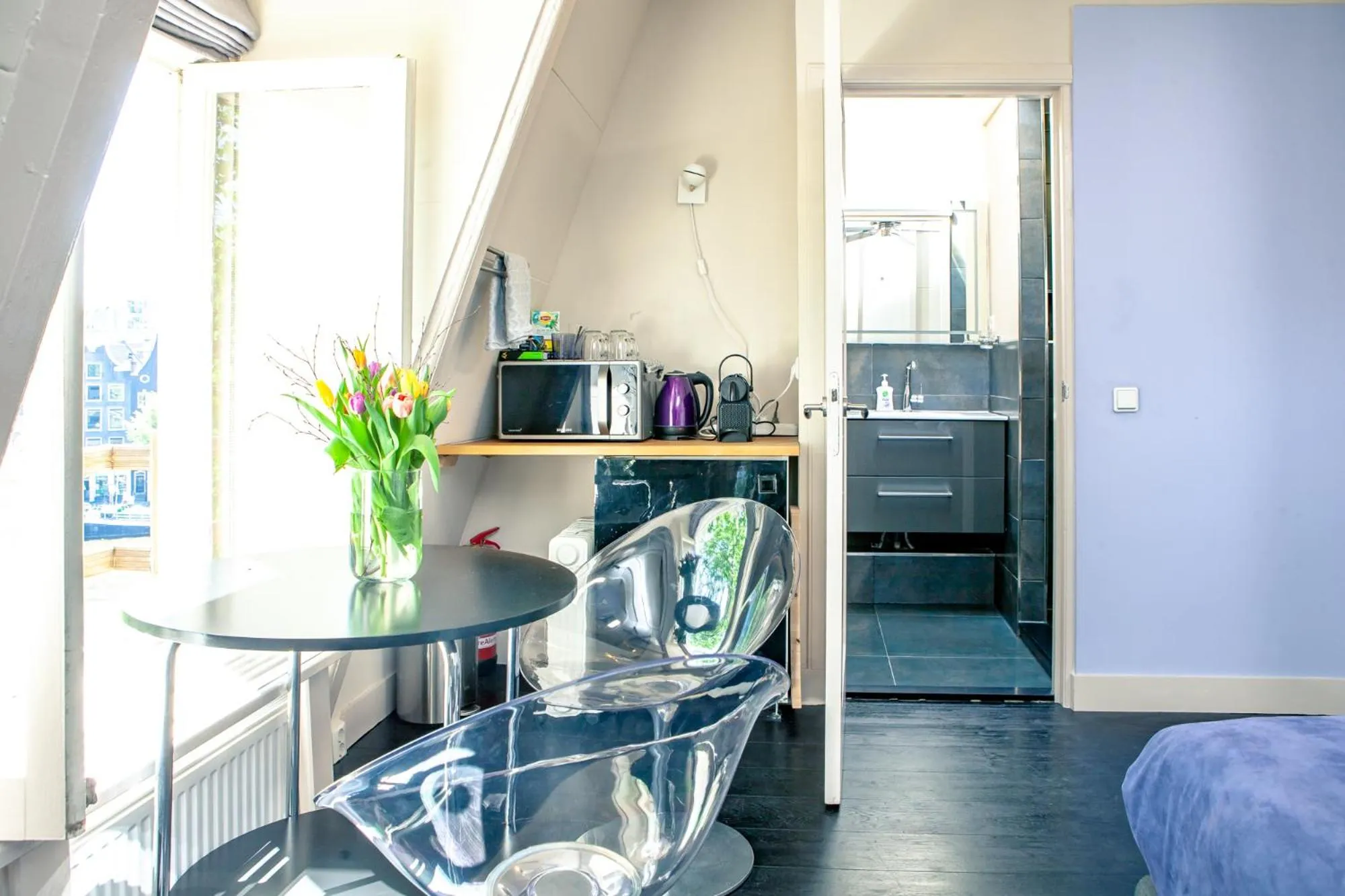 Photo of the whole room in Zwanestein Canal House