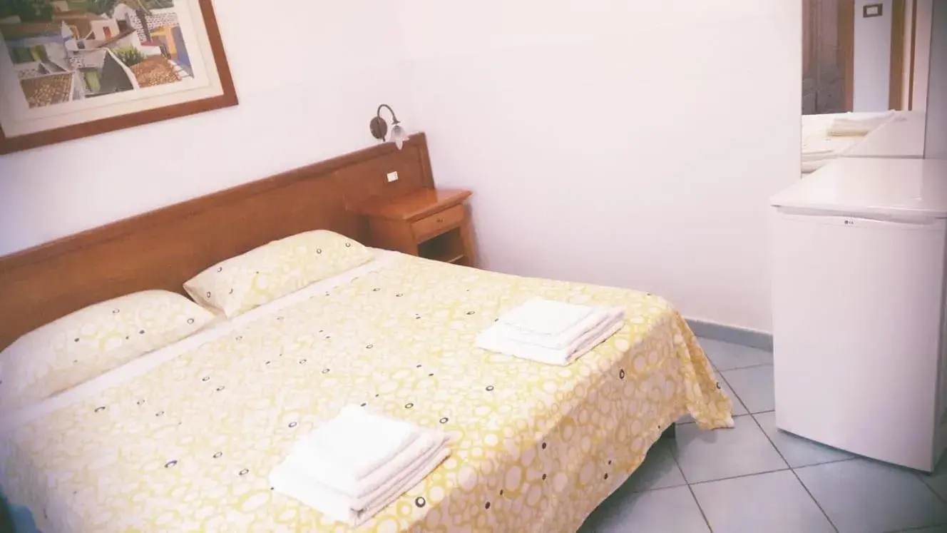 Triple Room with Private Bathroom in Morgan srls Triple Room with Private Bathroom in Morgan srls