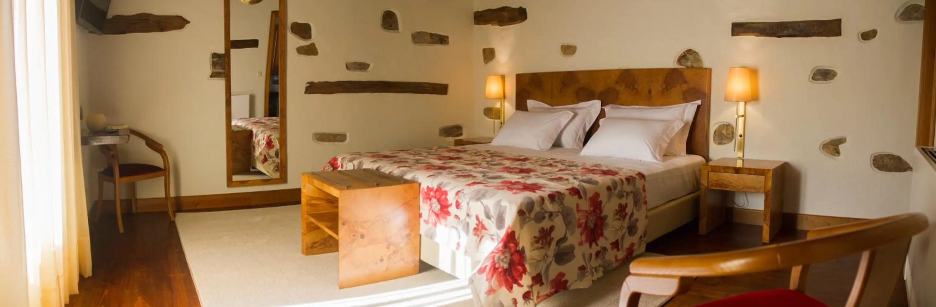 Photo of the whole room, Bed in Refúgios do Pinhal
