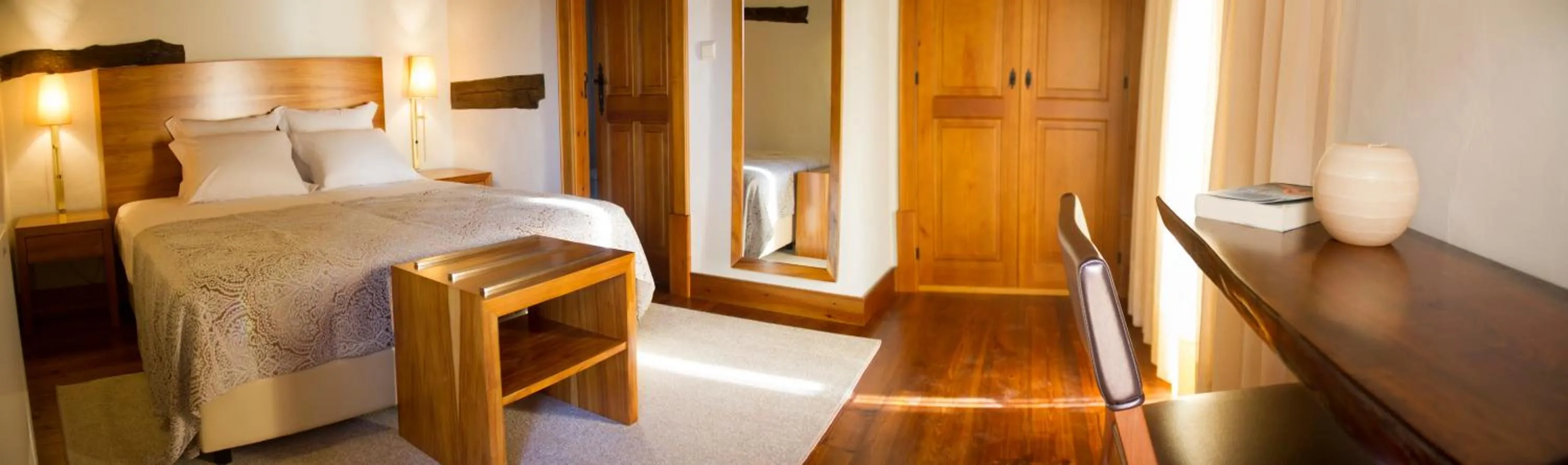 Photo of the whole room, Bed in Refúgios do Pinhal