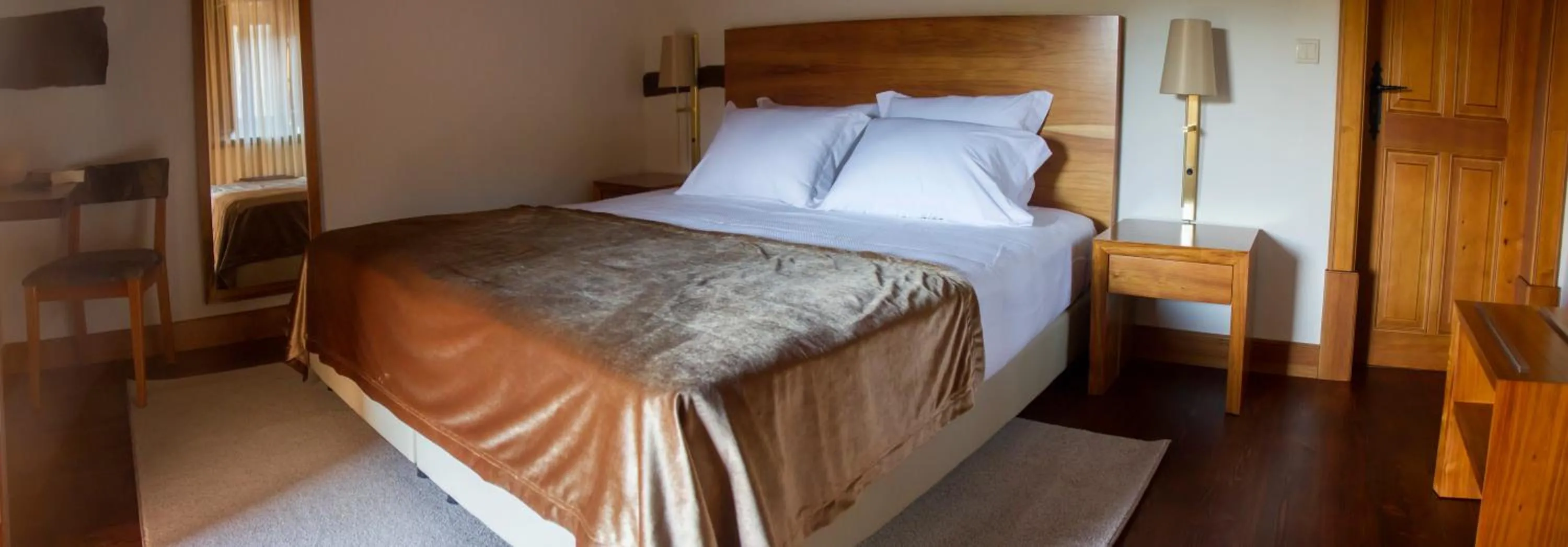 Photo of the whole room, Bed in Refúgios do Pinhal