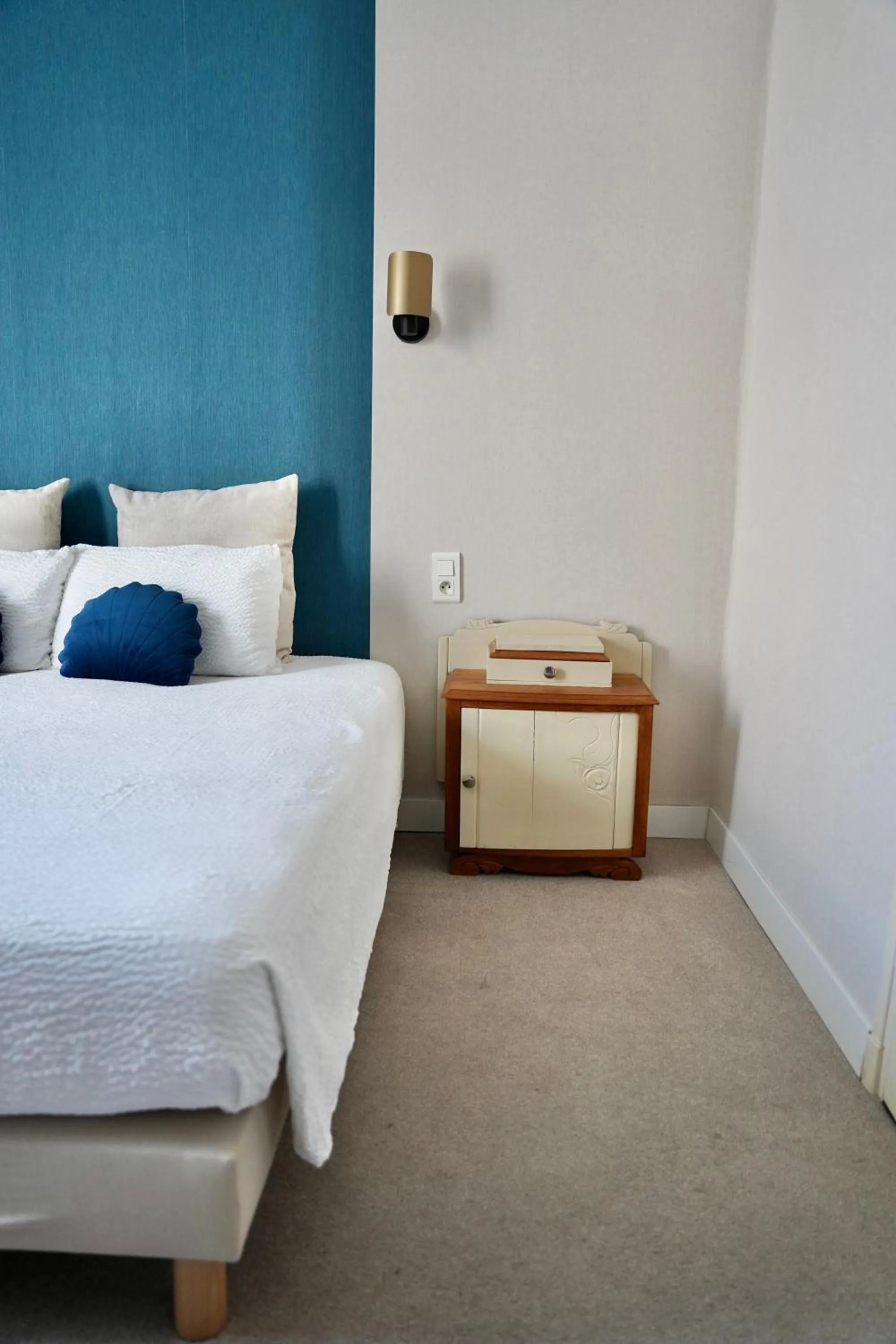 Bedroom, Bed in Hotel de France