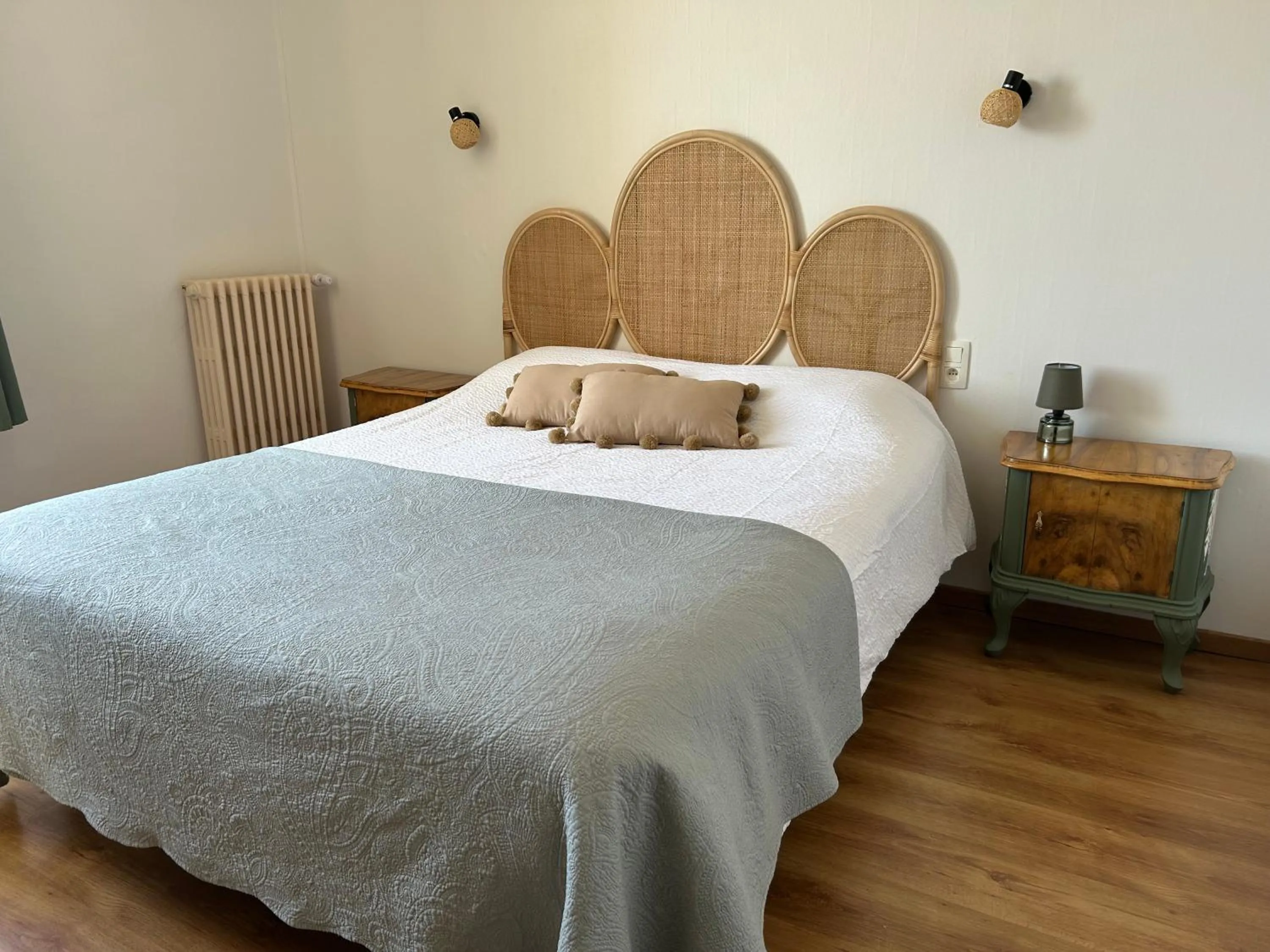 Bedroom, Bed in Hotel de France