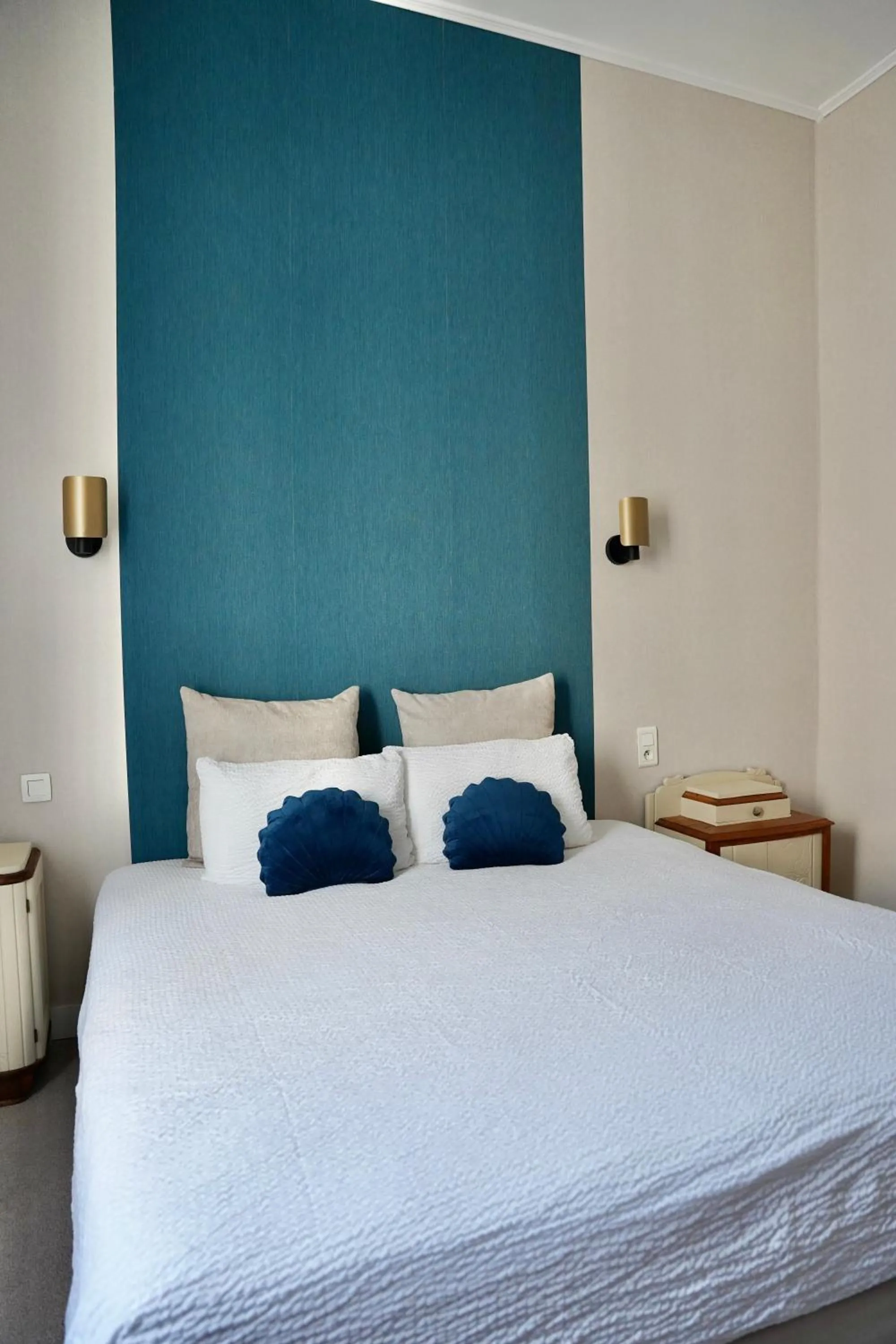 Bedroom, Bed in Hotel de France