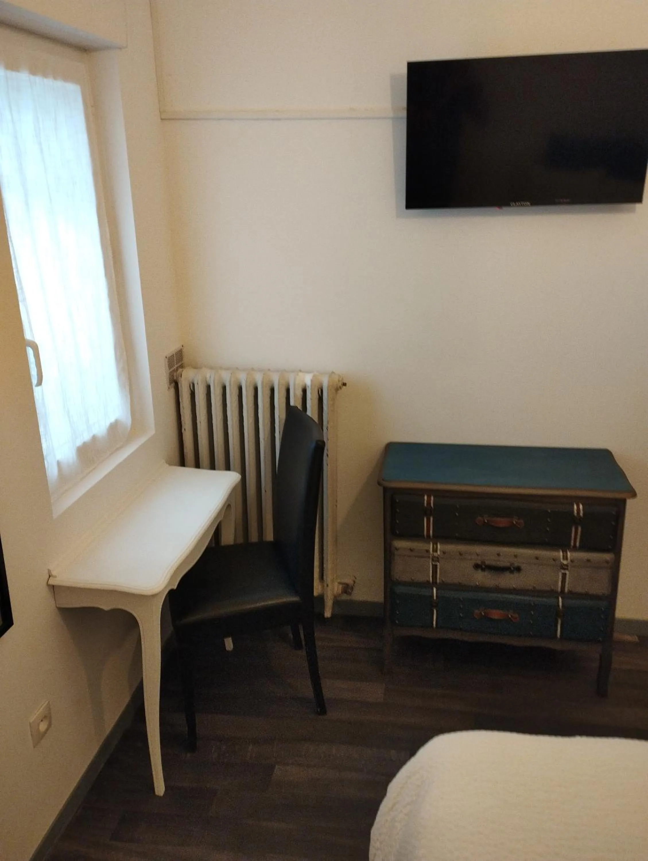 Bedroom, Bed in Hotel de France