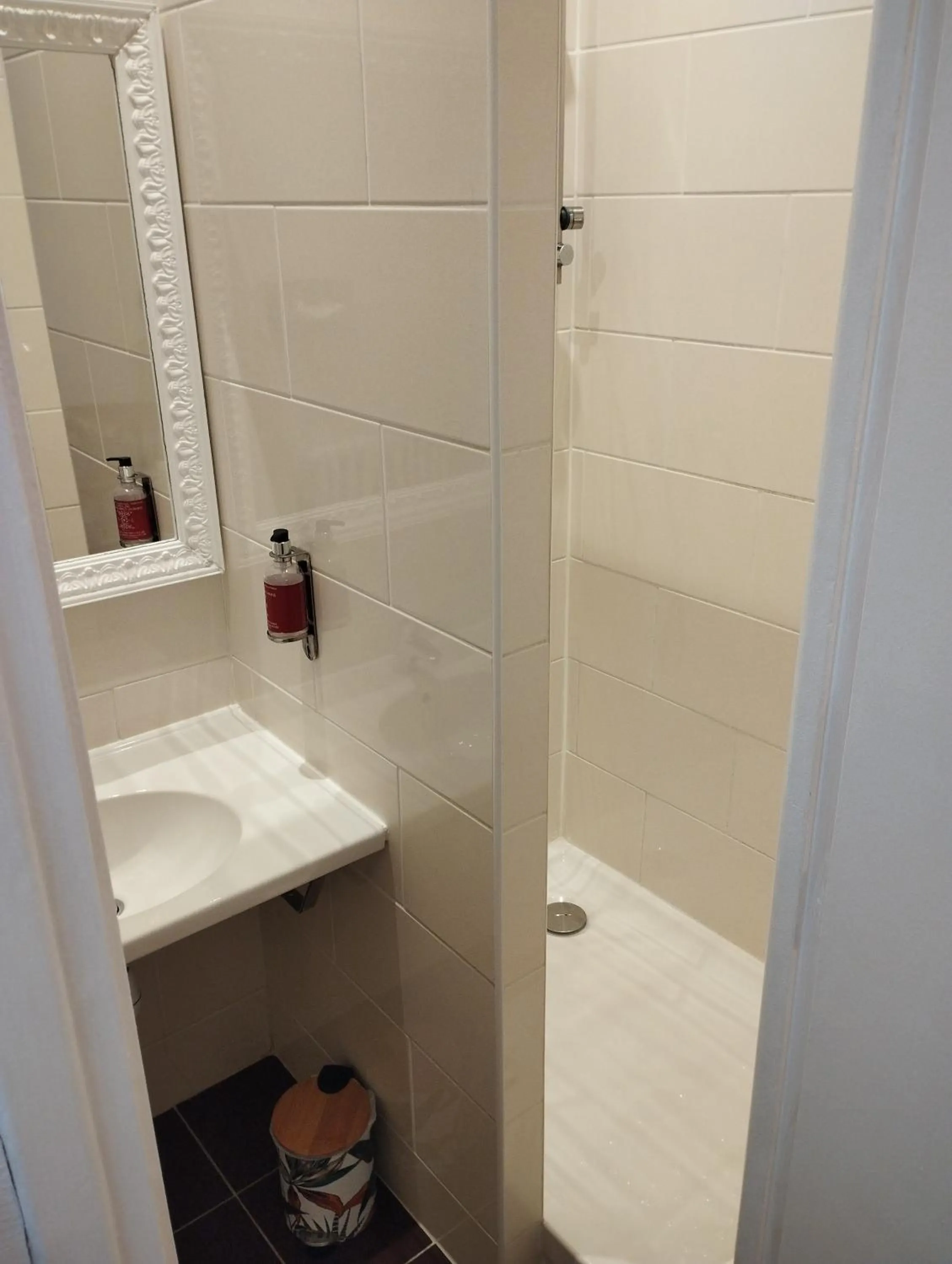 Bathroom in Hotel de France