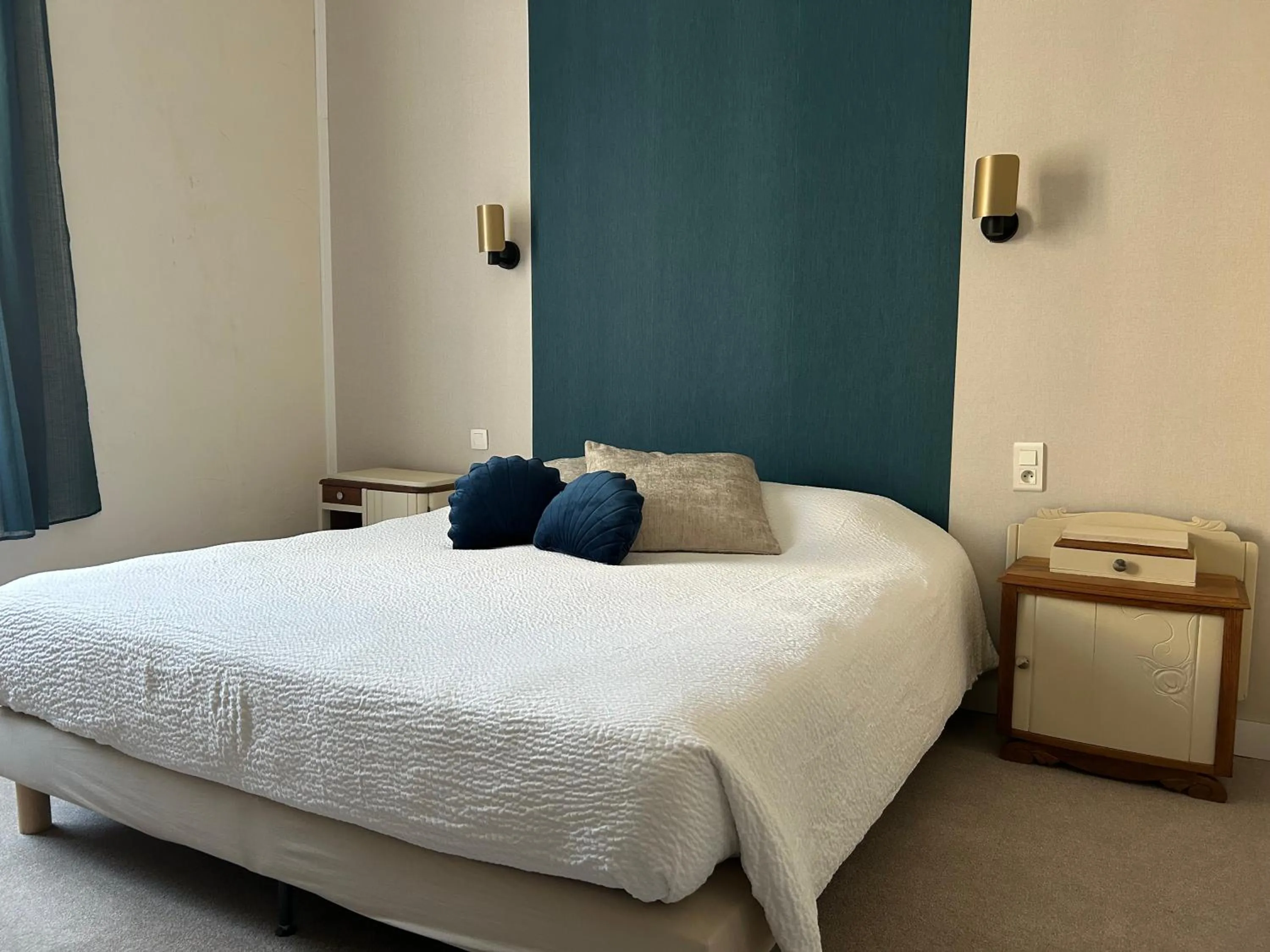 Bedroom, Bed in Hotel de France