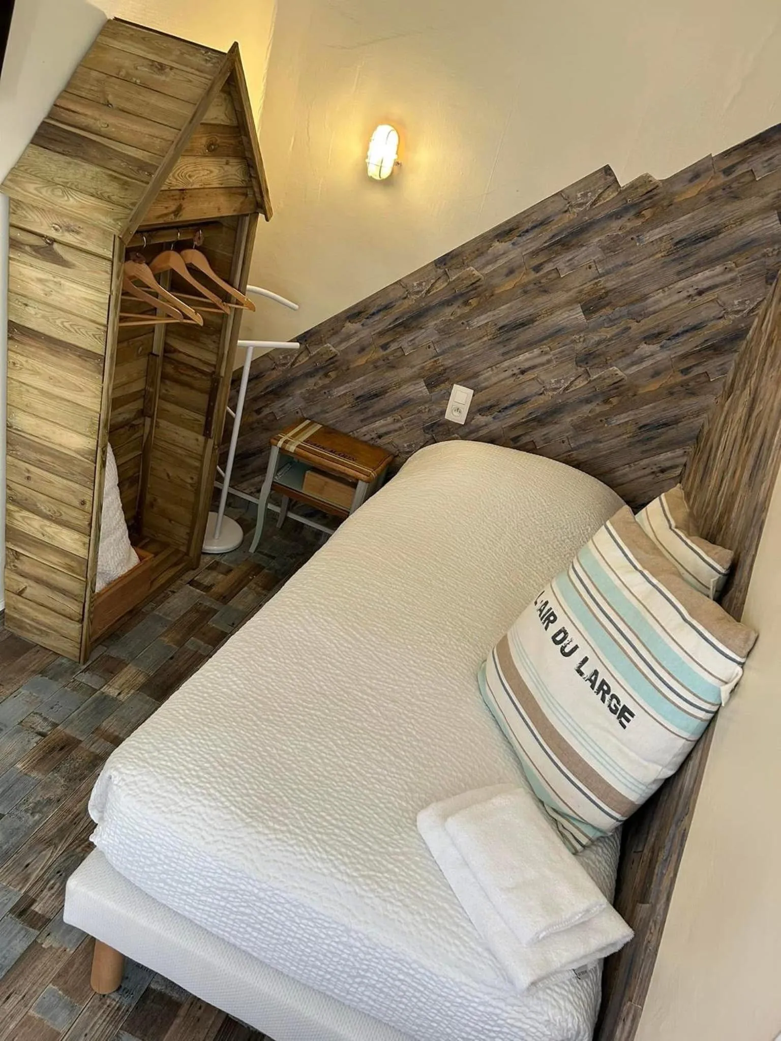 Bedroom, Bed in Hotel de France