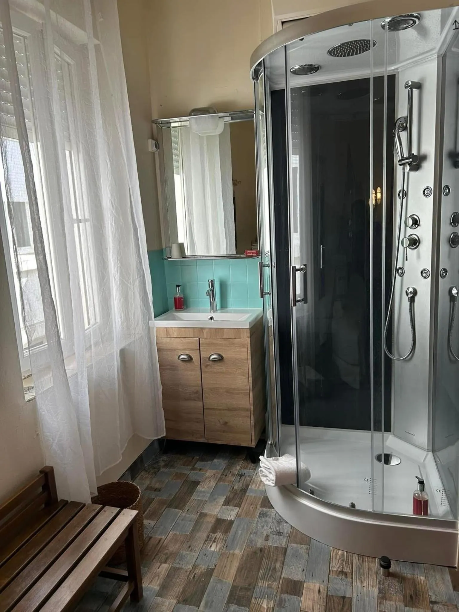 Bathroom in Hotel de France