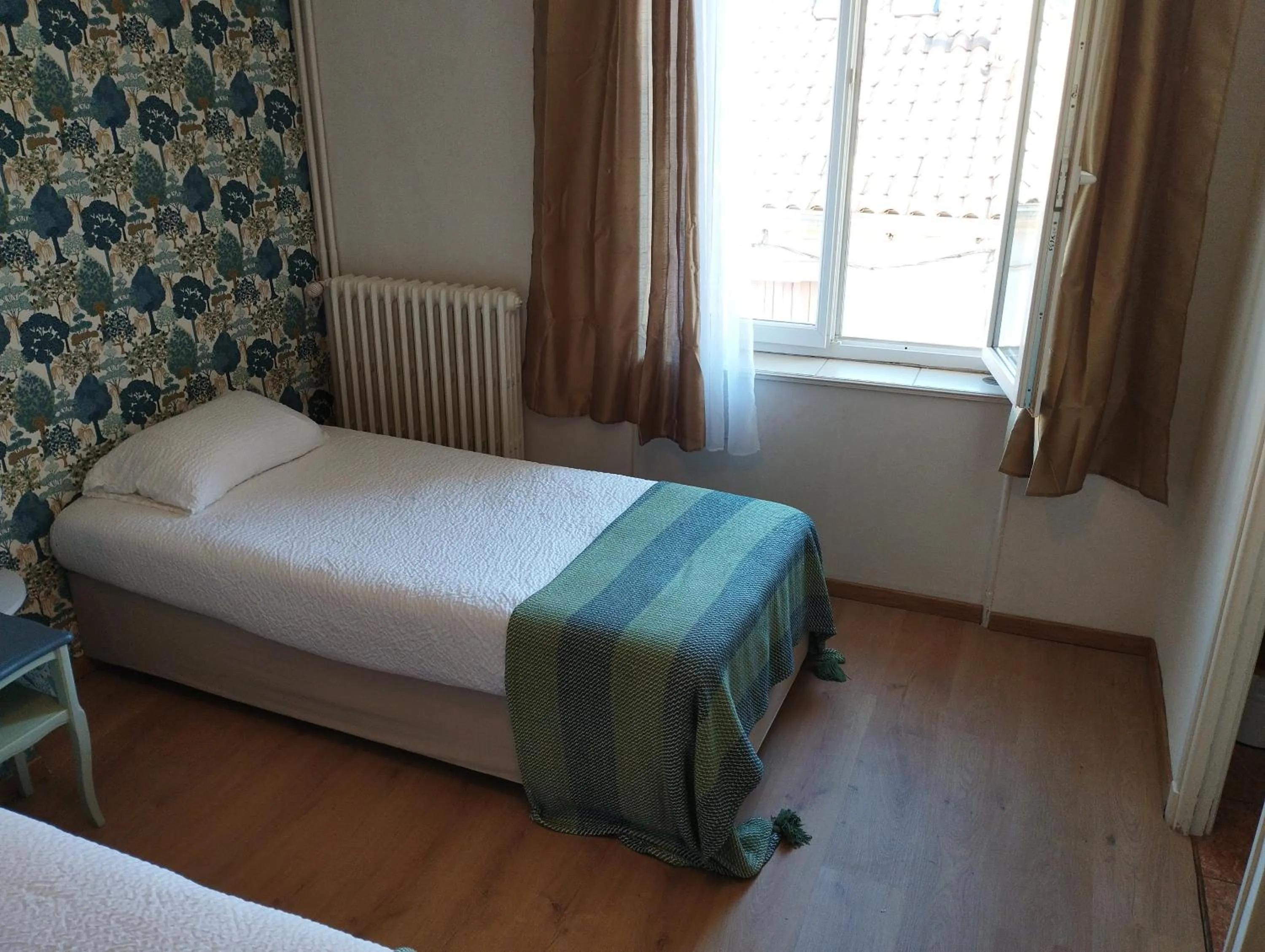 Bedroom, Bed in Hotel de France