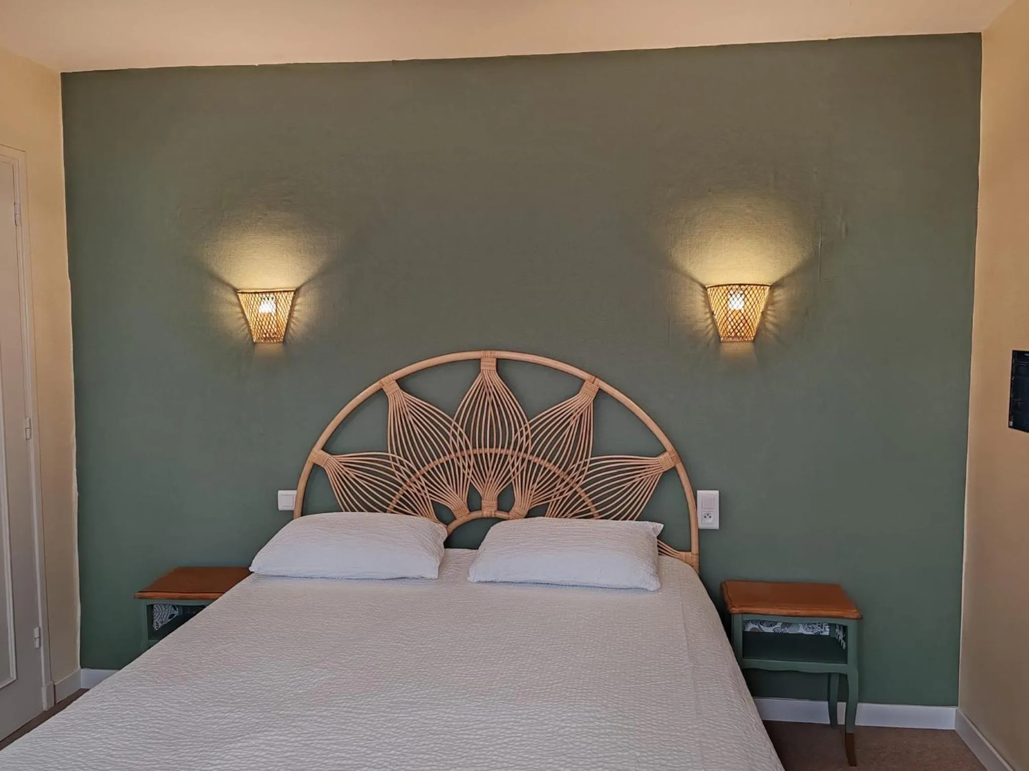 Bedroom, Bed in Hotel de France