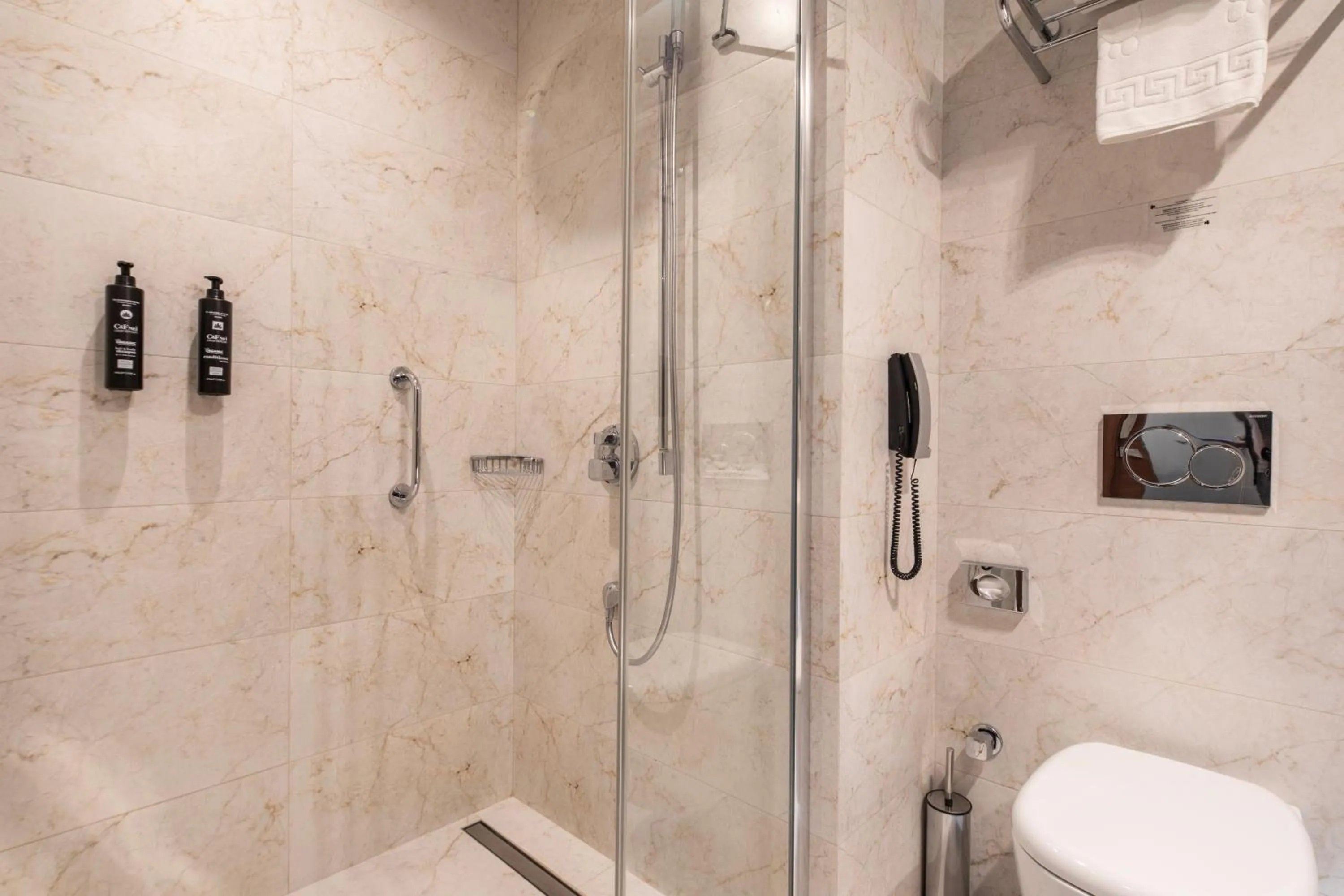 Shower in Grand Harilton Otel