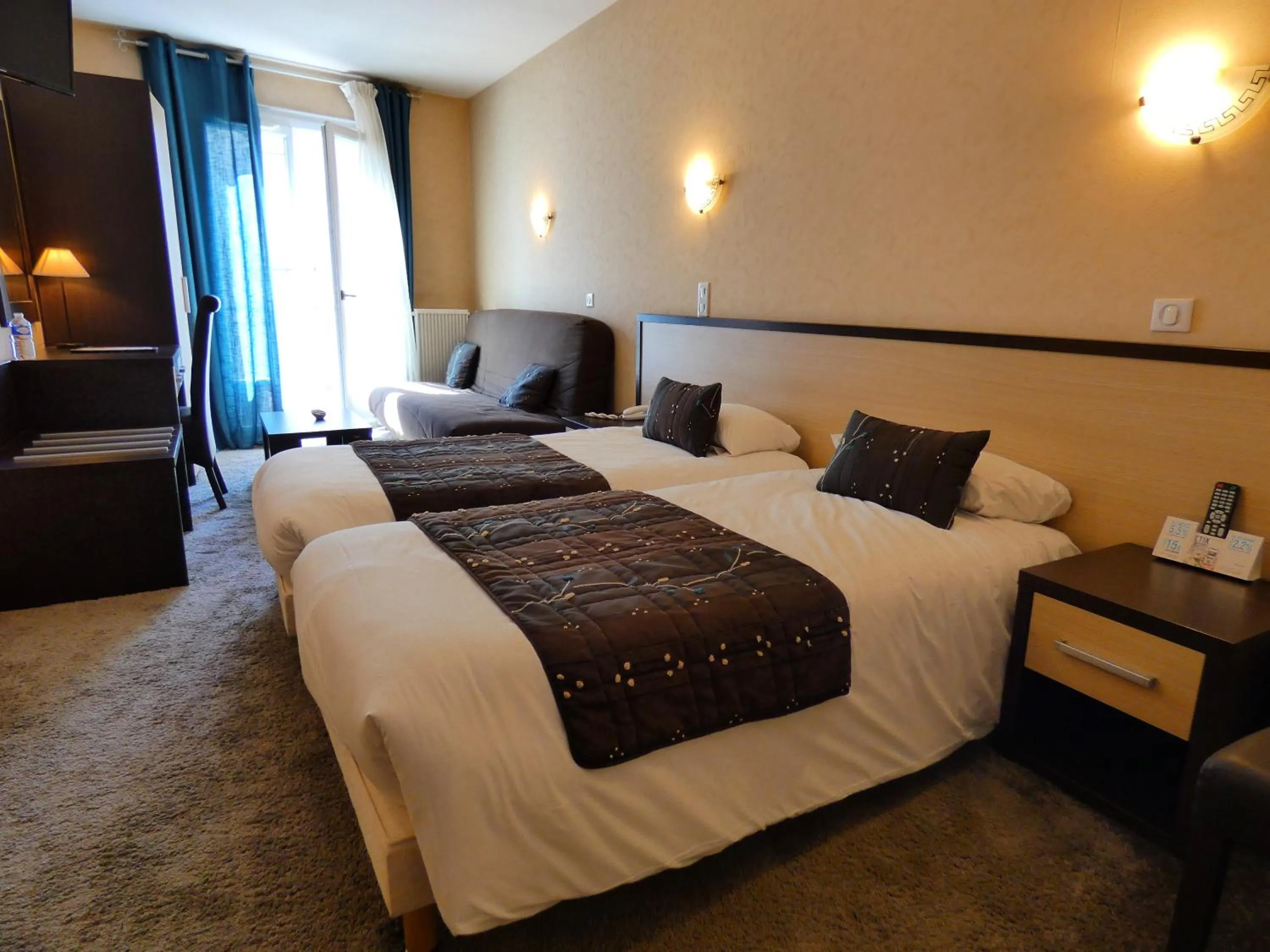 Bed in Logis Hôtel Emeraude