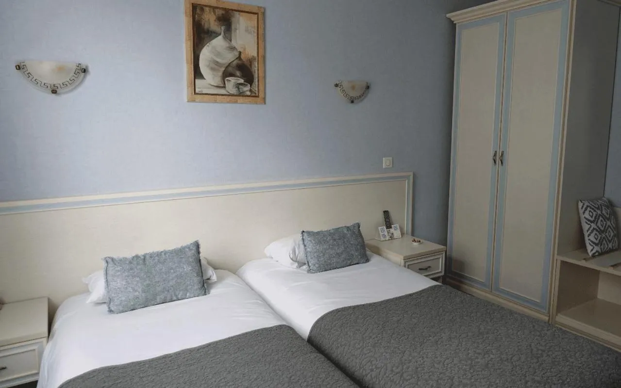 Bed in Logis Hôtel Emeraude