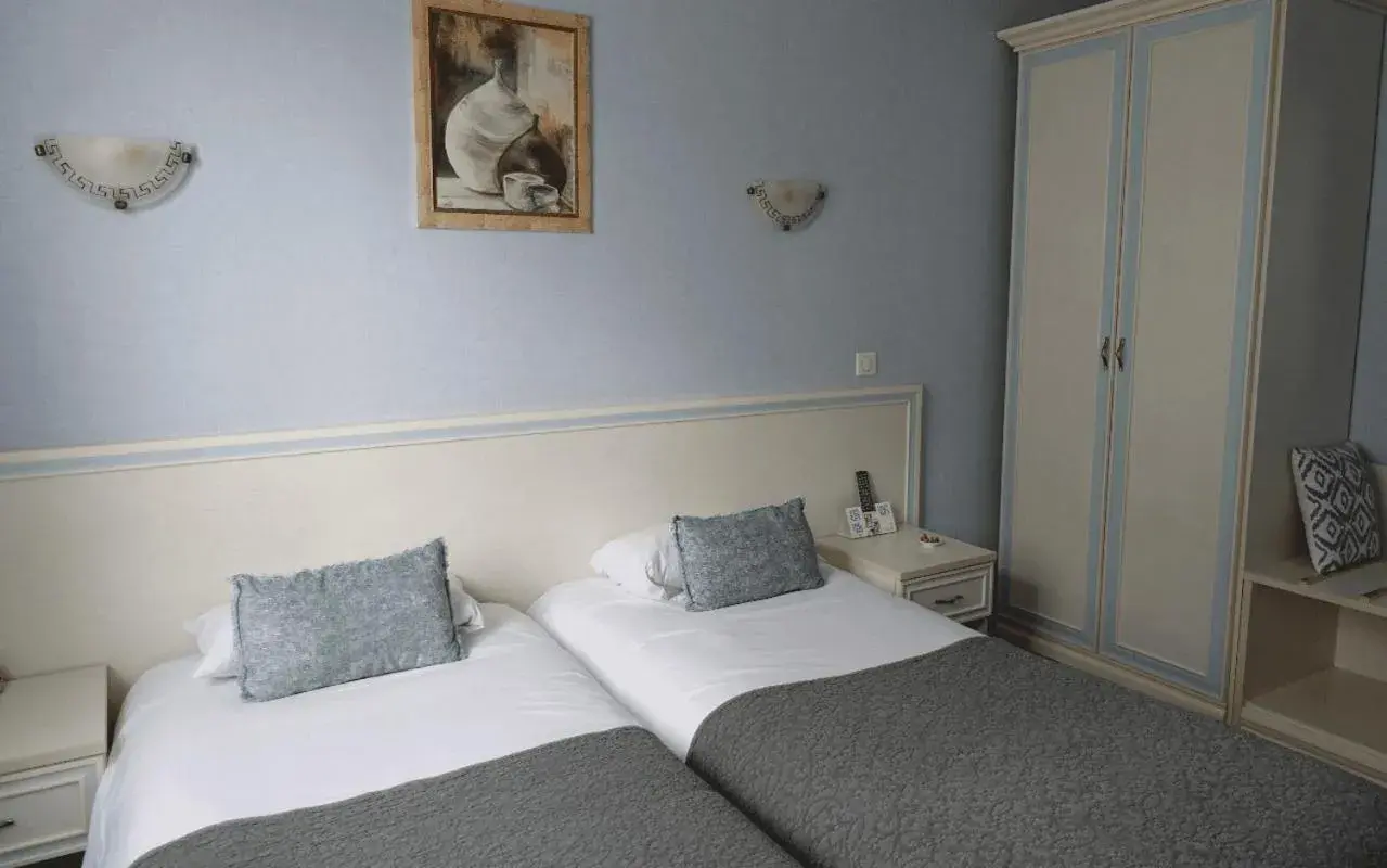 Bed in Logis Hôtel Emeraude Bed in Logis Hôtel Emeraude