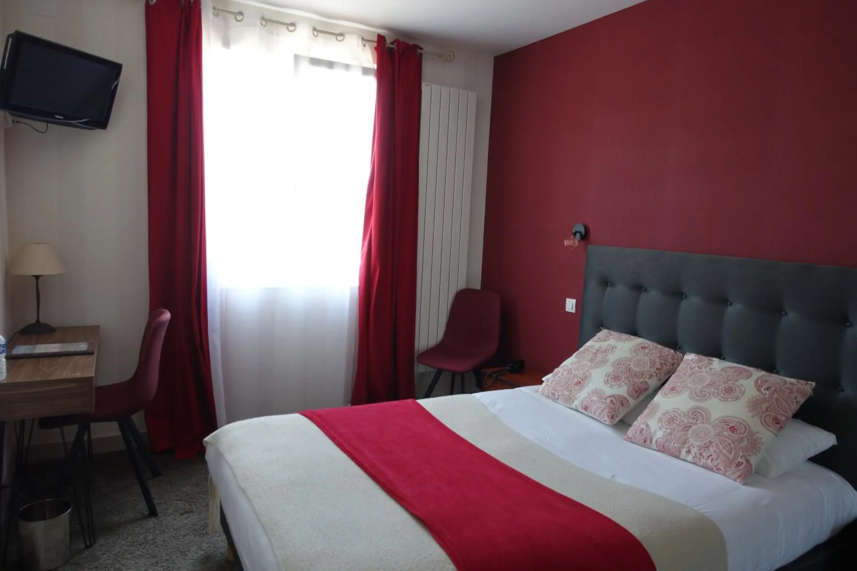 Bed in Logis Hôtel Emeraude Bed in Logis Hôtel Emeraude