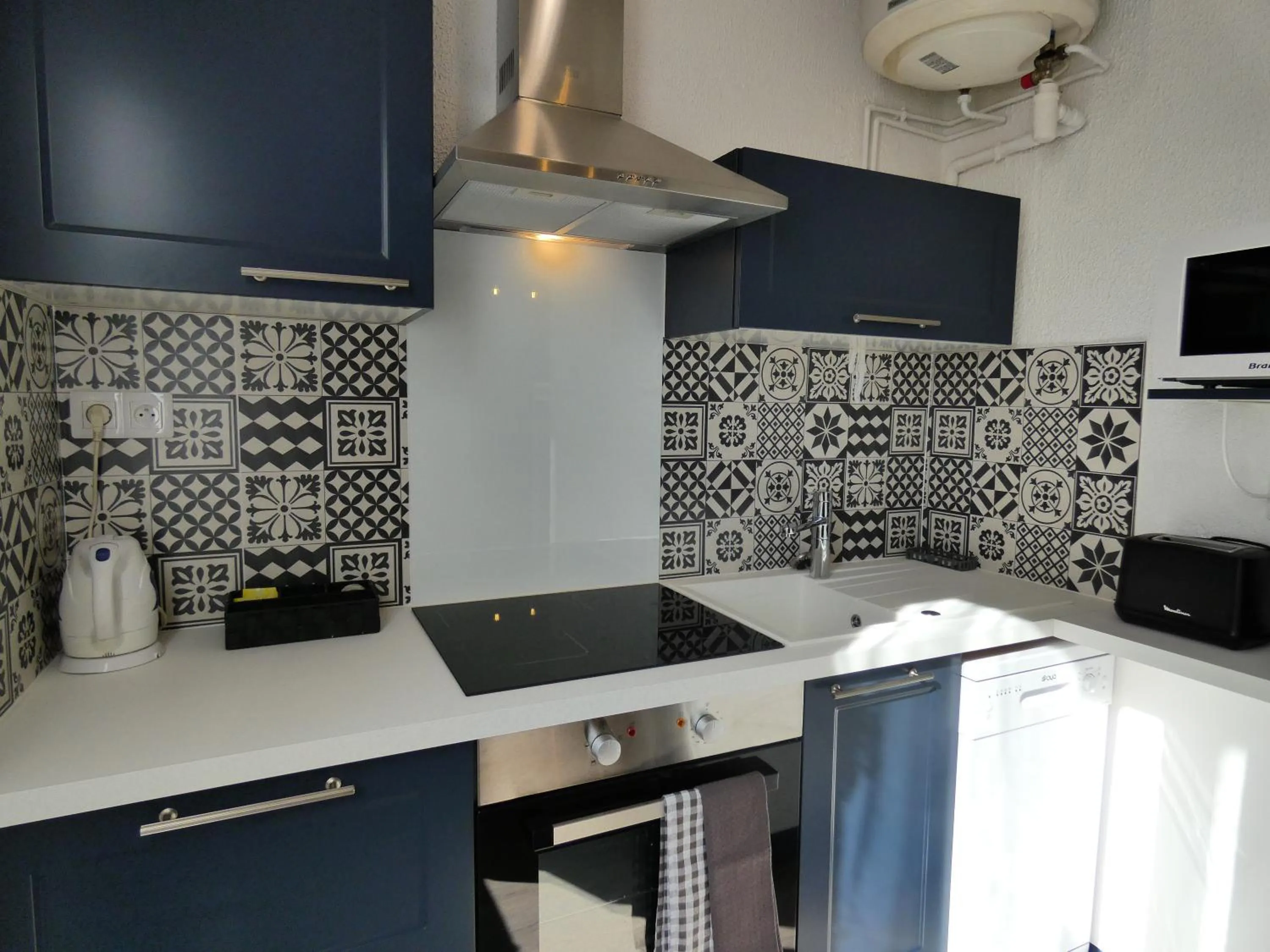 Kitchen or kitchenette in Logis Hôtel Emeraude