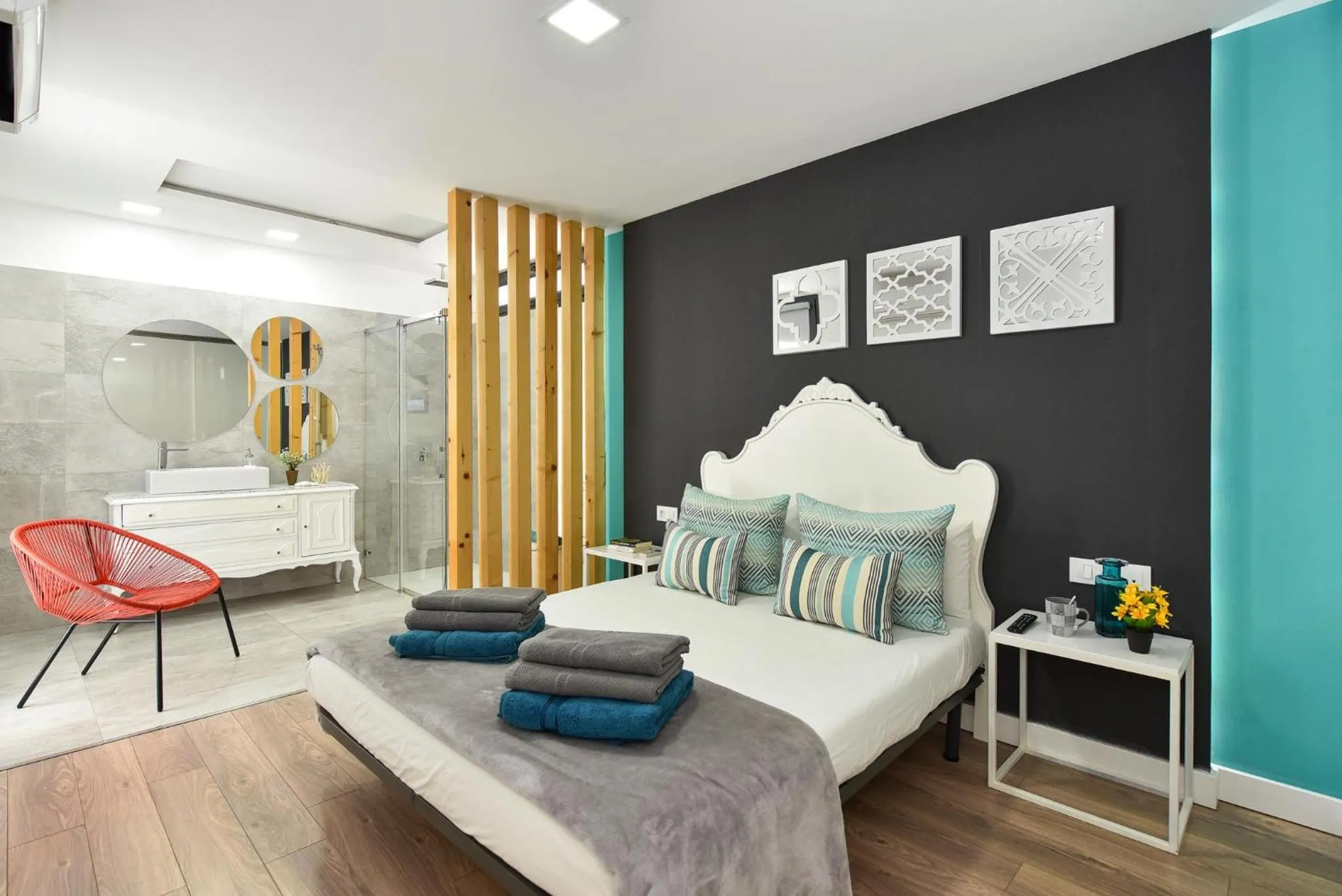 Bathroom, Bed in Cozy bungalow for 6 in Playa del Inglés GD04 by VillaGranCanaria