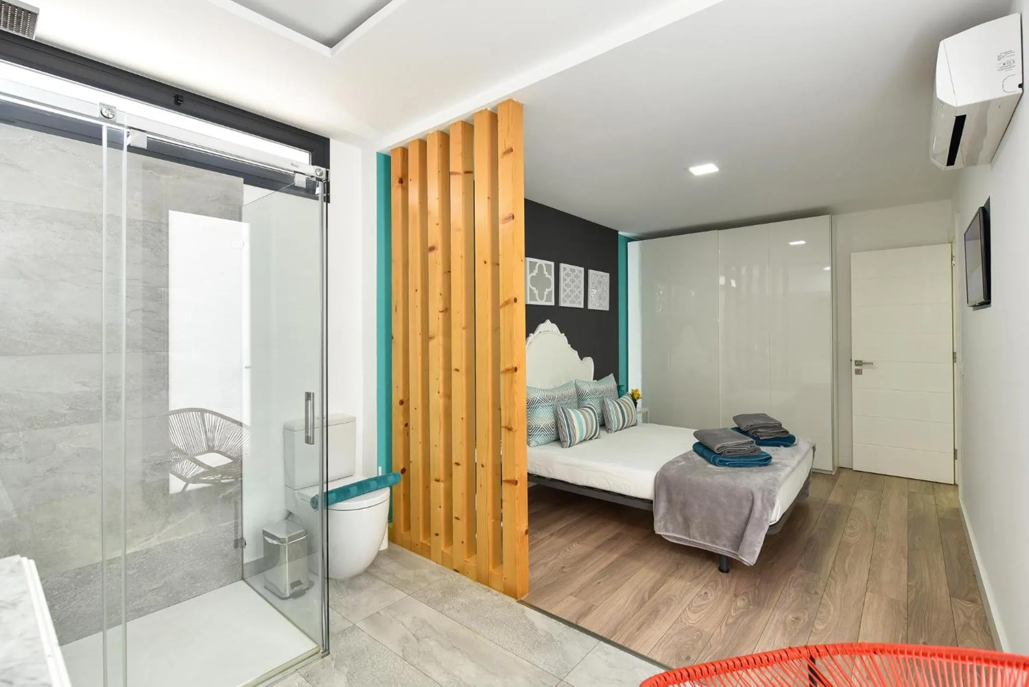 Shower, Bed in Cozy bungalow for 6 in Playa del Inglés GD04 by VillaGranCanaria