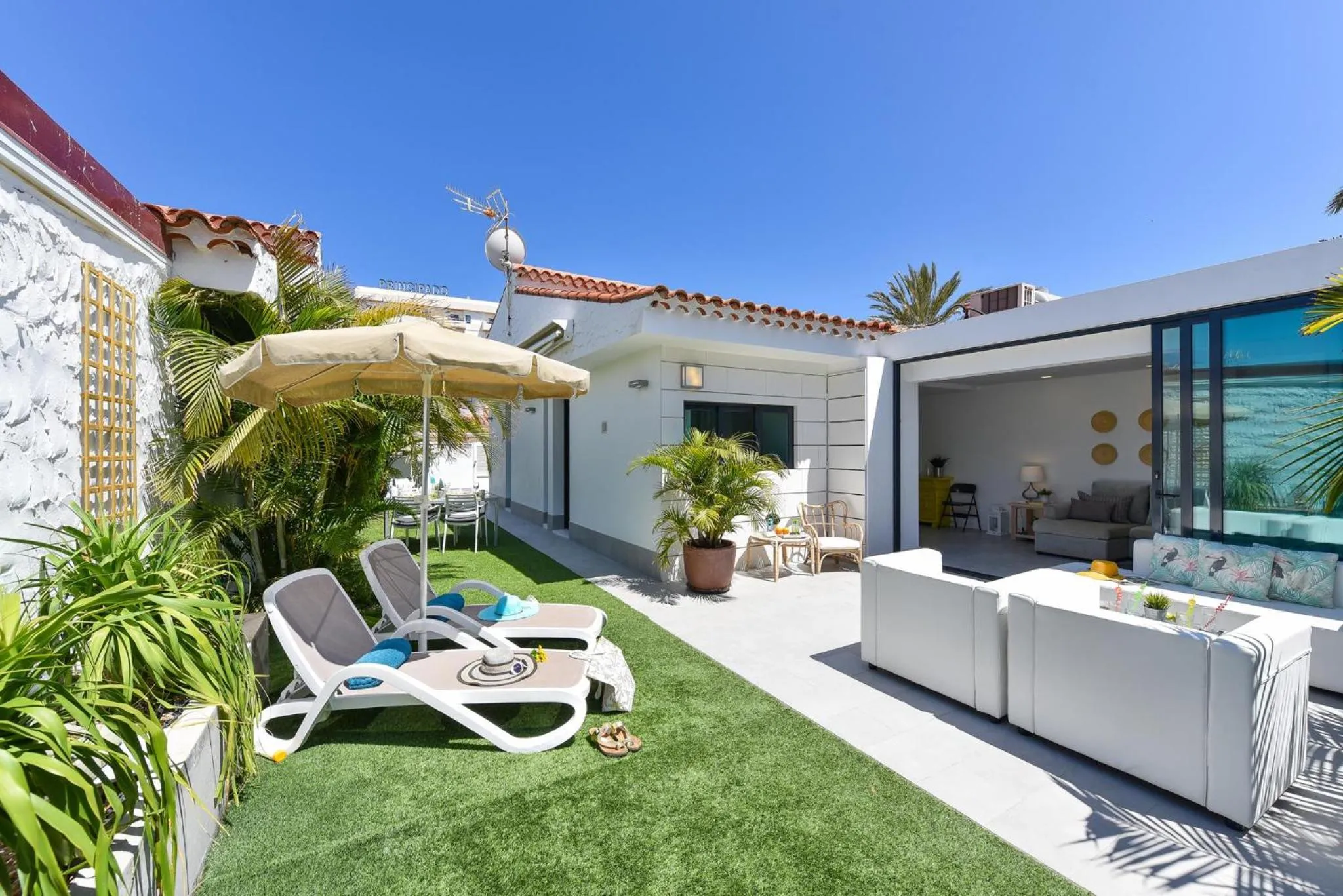Patio in Cozy bungalow for 6 in Playa del Inglés GD04 by VillaGranCanaria